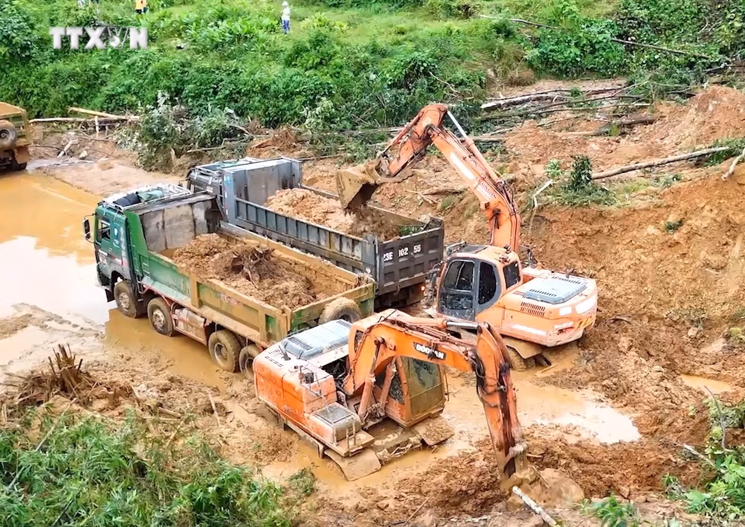 vna_potal_ha_giang_dong_bo_cac_giai_phap_khac_phuc_sat_lo_dat_tren_tuyen_quoc_lo_2_7626547.jpg
