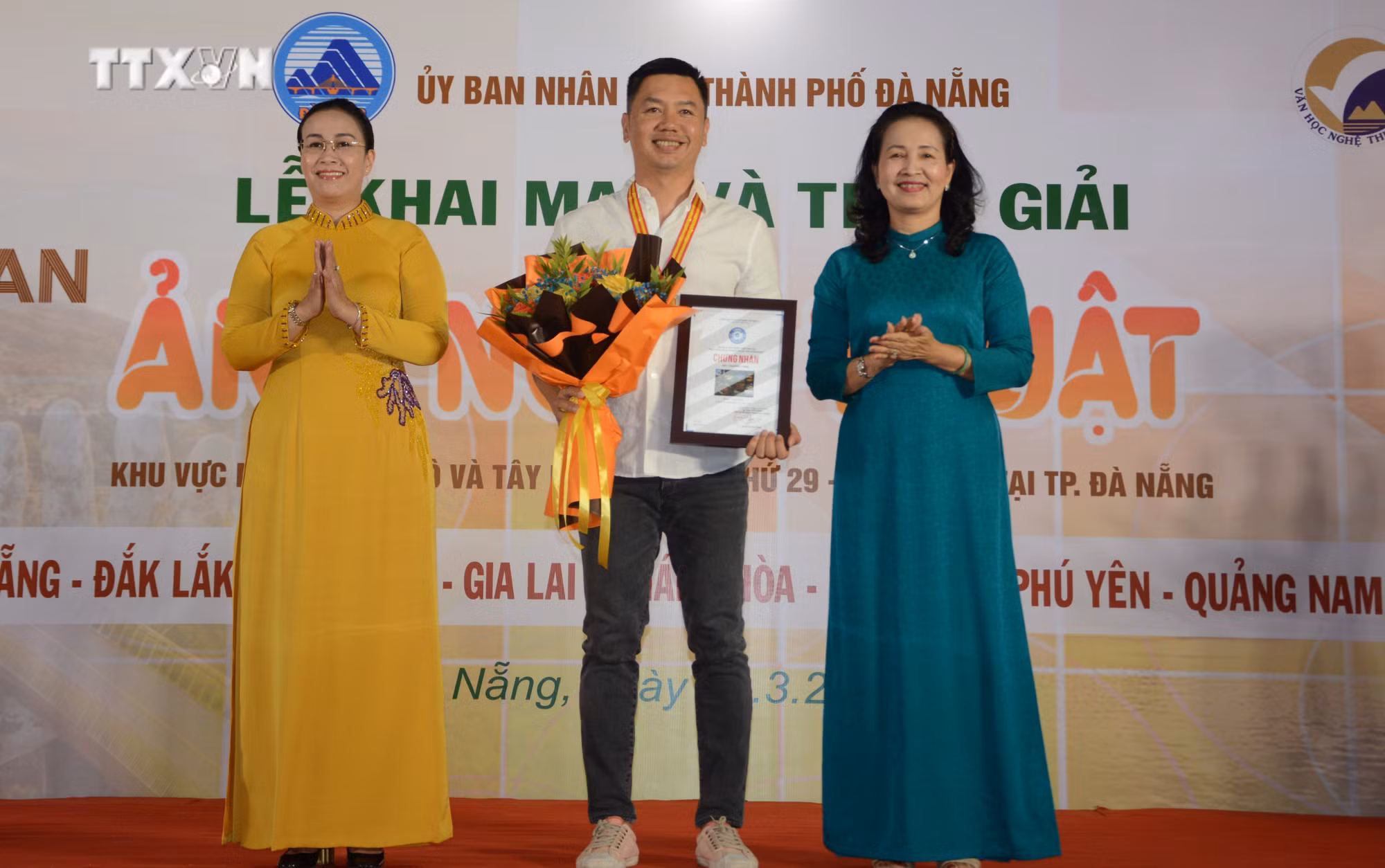 vna_potal_hon_2000_tac_pham_du_thi_lien_hoan_anh_nghe_thuat_khu_vuc_nam_trung_bo_va_tay_nguyen_7296579.jpg