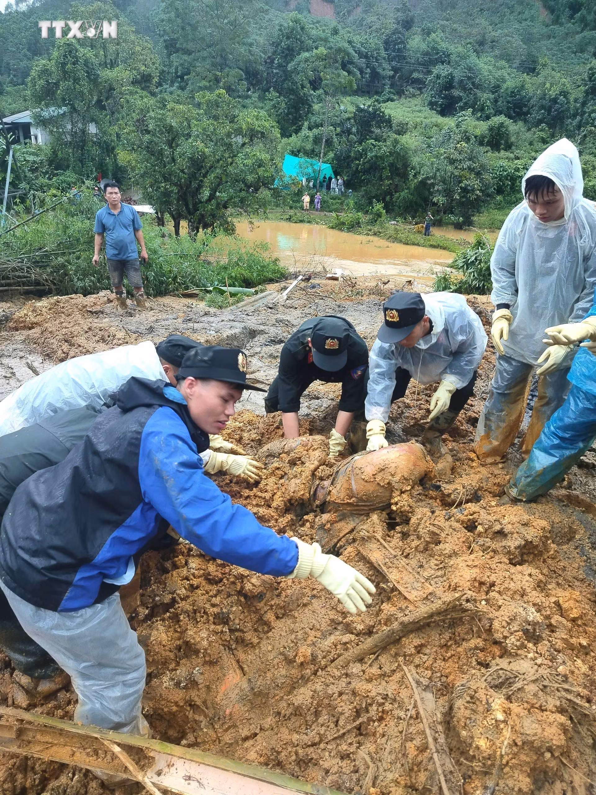 vna_potal_da_tim_thay_nan_nhan_thu_3_bi_vui_lap_trong_vu_sat_lo_nghiem_trong_tai_ha_giang_7624774.jpg