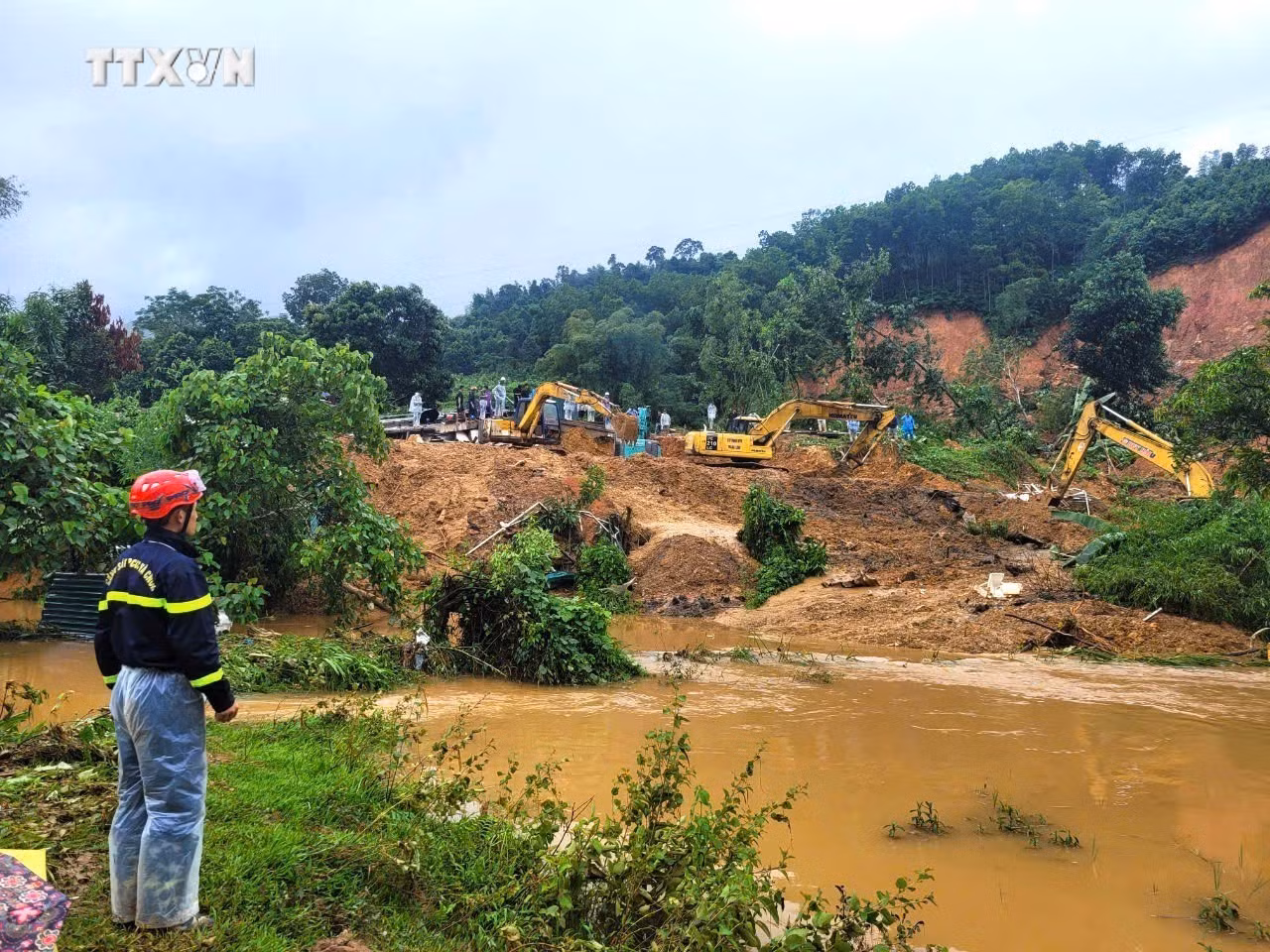 vna_potal_vu_sat_lo_nghiem_trong_tai_ha_giang_huy_dong_toi_da_luc_luong_tim_kiem_nan_nhan_mat_tich_7624470.jpg