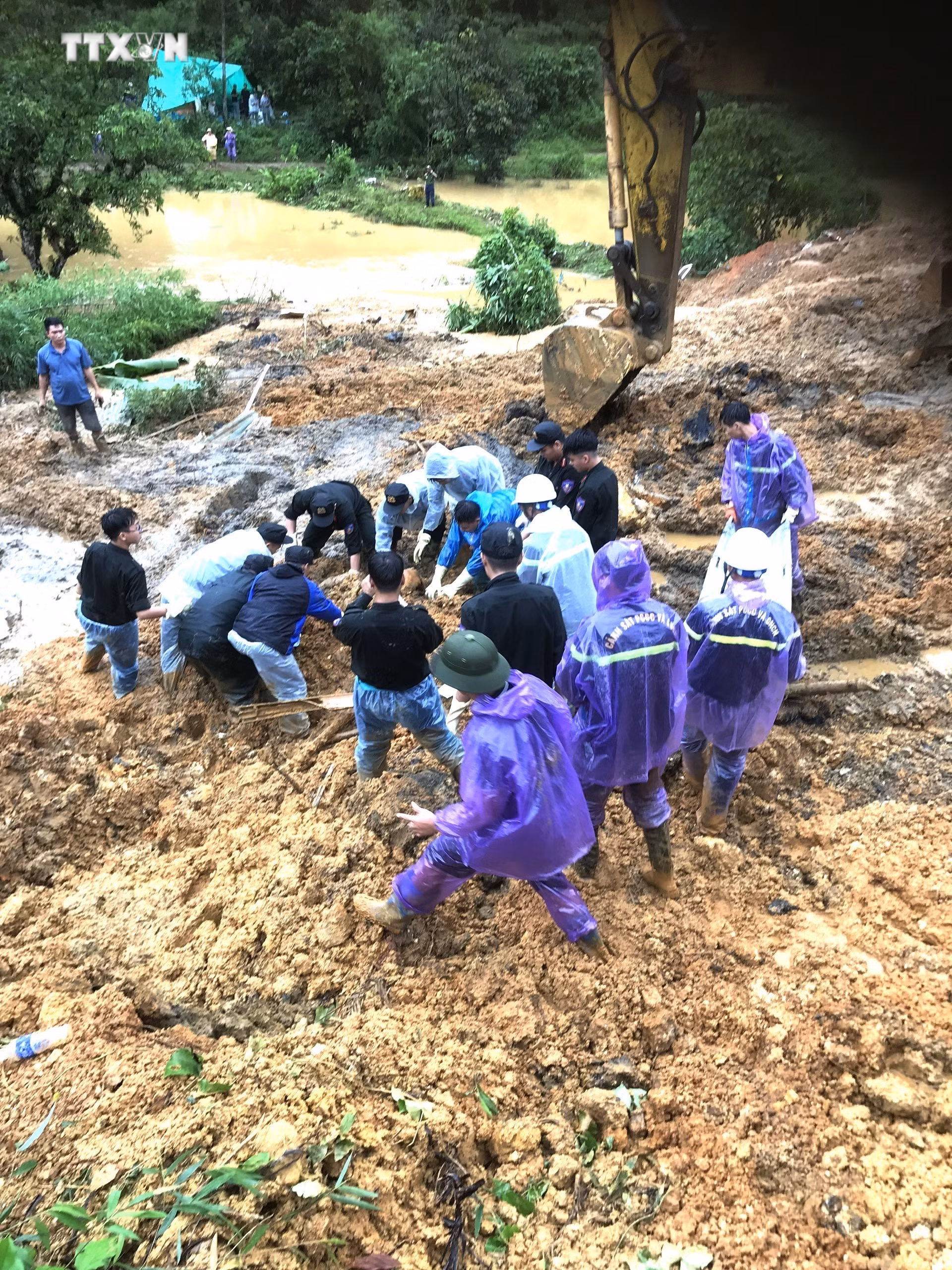 vna_potal_vu_sat_lo_nghiem_trong_tai_ha_giang_huy_dong_toi_da_luc_luong_tim_kiem_nan_nhan_mat_tich_7624473.jpg