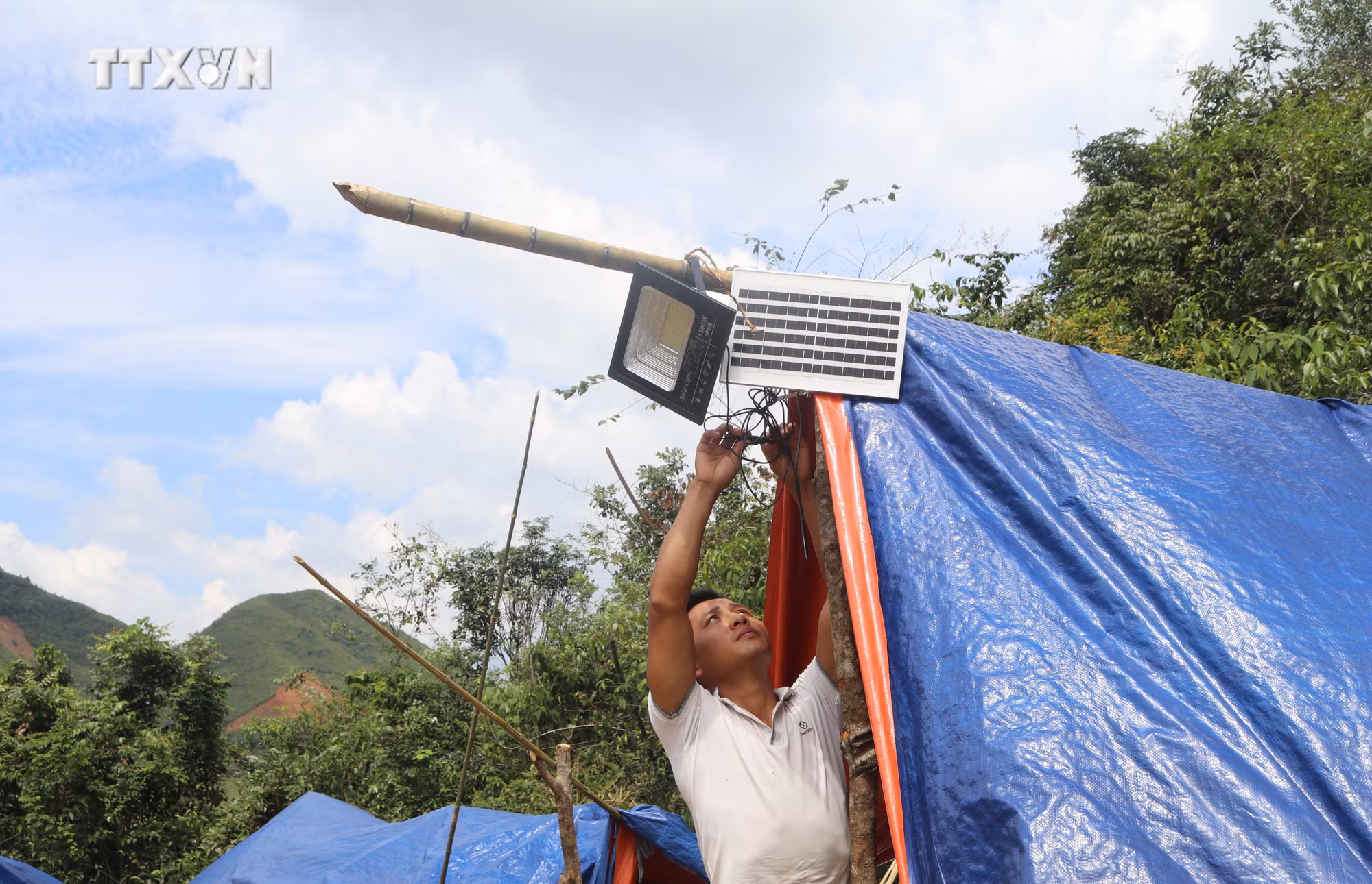 vna_potal_cao_bang_cuoc_song_o_khu_nha_bat_tam_thoi_cua_nguoi_dan_vung_sat_lo_7611463.jpg