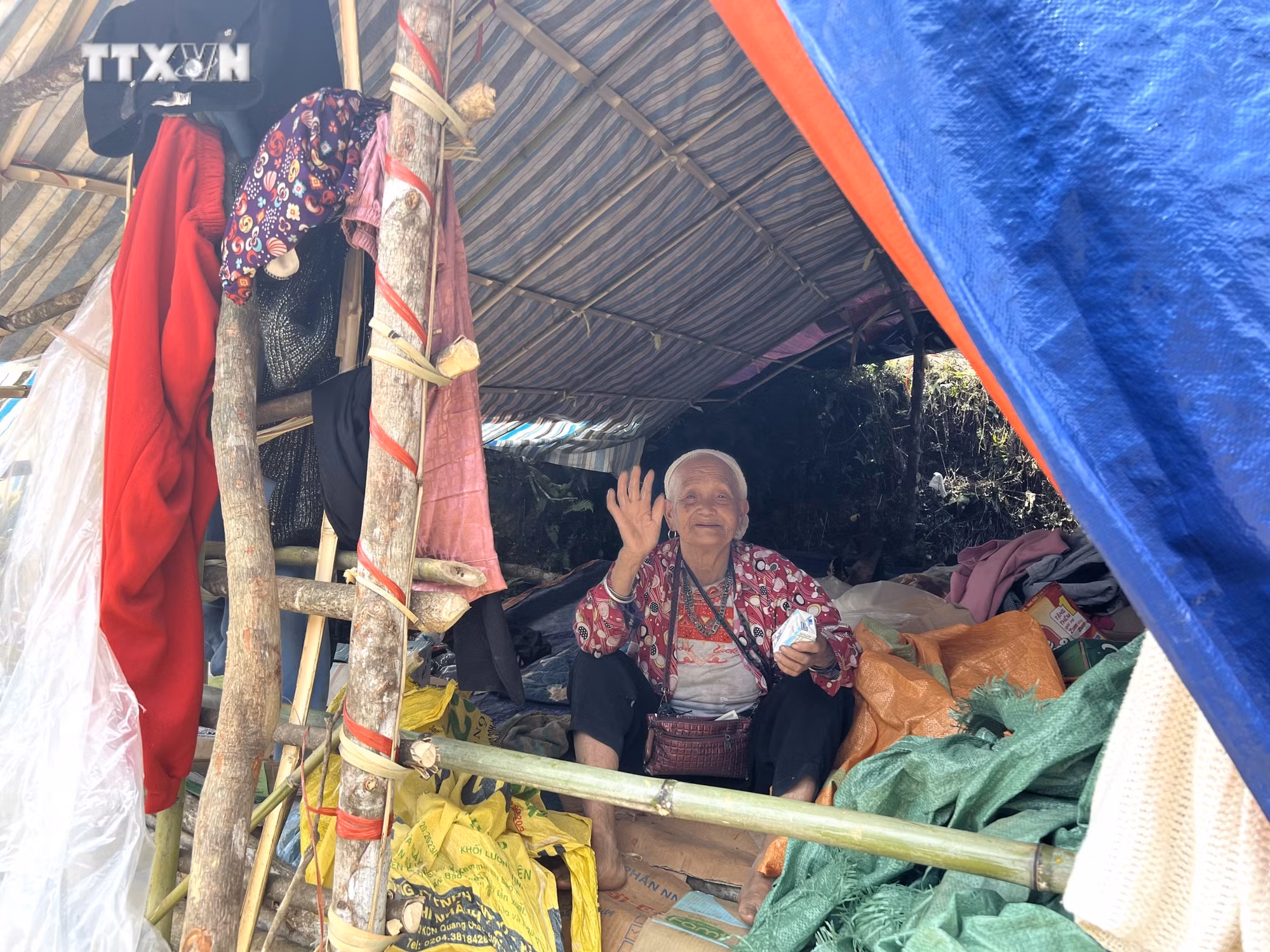 vna_potal_cao_bang_cuoc_song_o_khu_nha_bat_tam_thoi_cua_nguoi_dan_vung_sat_lo_7611455.jpg