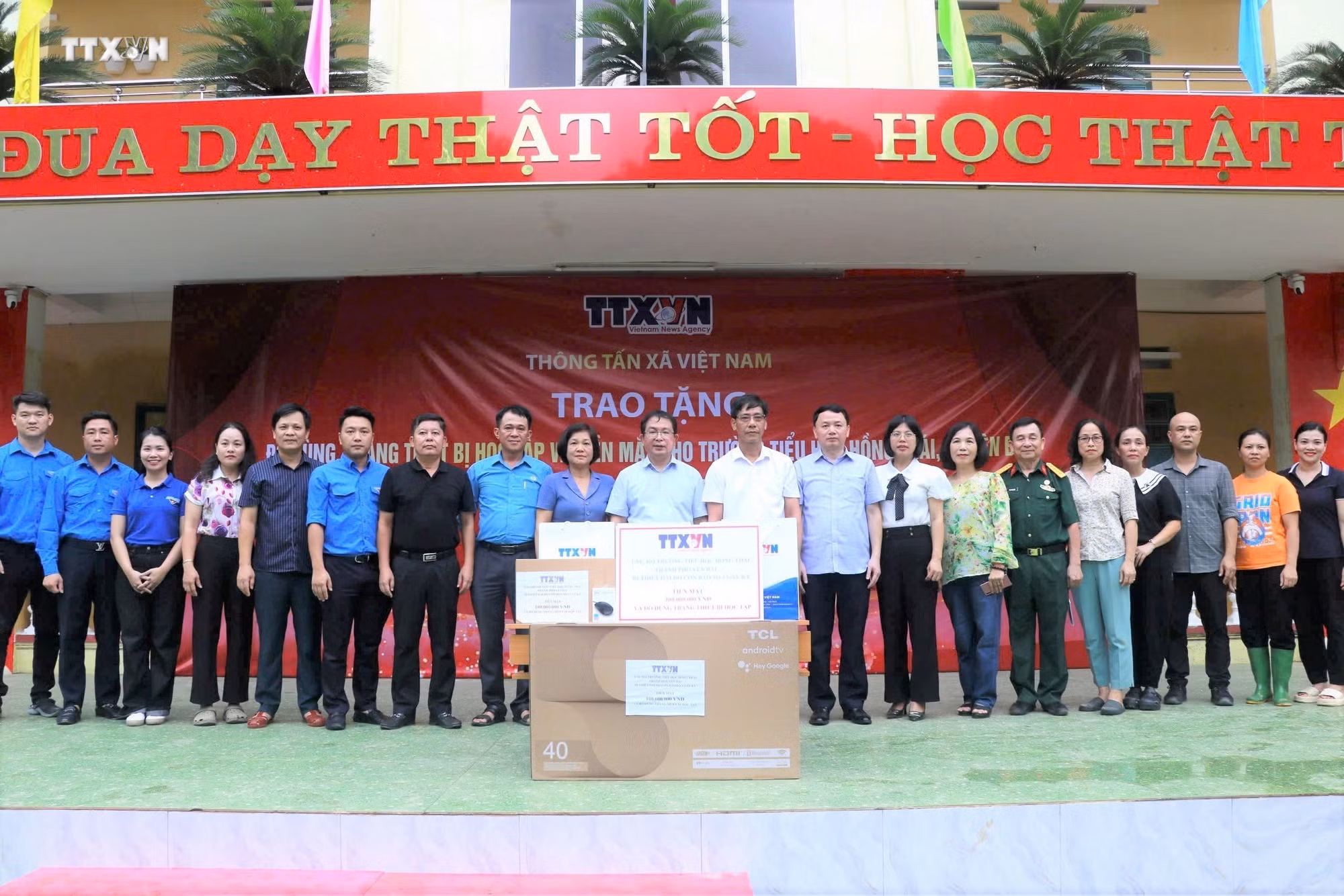 vna_potal_ttxvn_tang_qua_ho_tro_truong_hoc_tai_yen_bai_khac_phuc_thiet_hai_bao_so_3__7610134.jpg