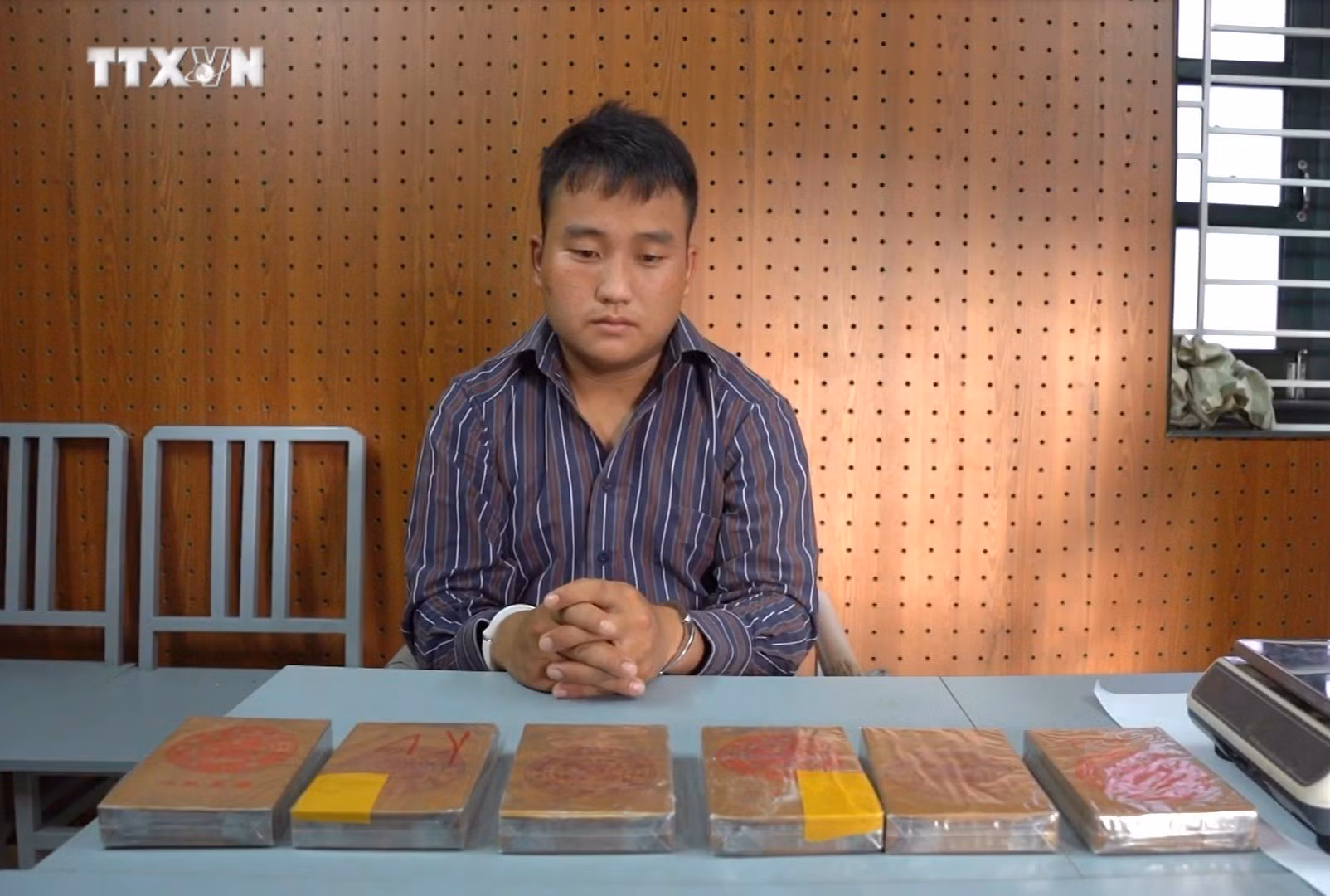 vna_potal_dien_bien_bat_giu_doi_tuong_mua_ban_trai_phep_6_banh_heroin_7611471.jpg