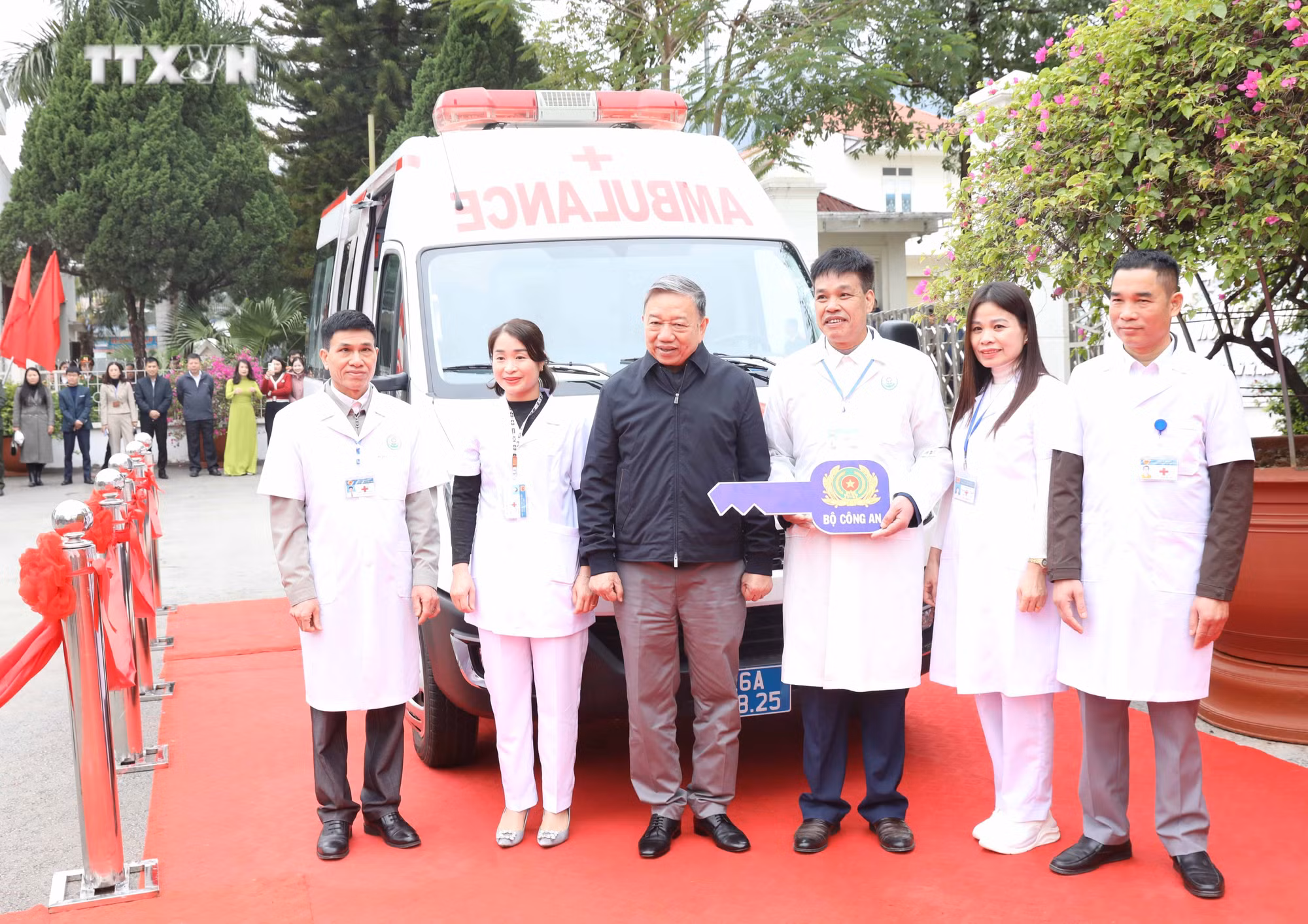 vna_potal_dai_tuong_to_lam_bo_truong_bo_cong_an_tham_tang_qua_tai_son_la_7205258.jpg