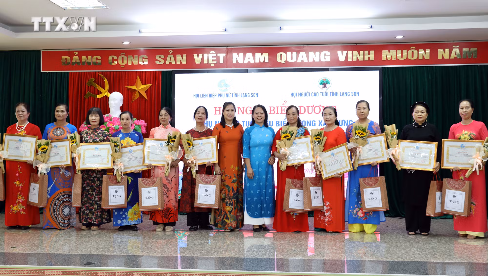 vna_potal_lang_son_bieu_duong_phu_nu_cao_tuoi_tieu_bieu_trong_xay_dung_gia_dinh_van_hoa_am_no_hanh_phuc_7454327.jpg