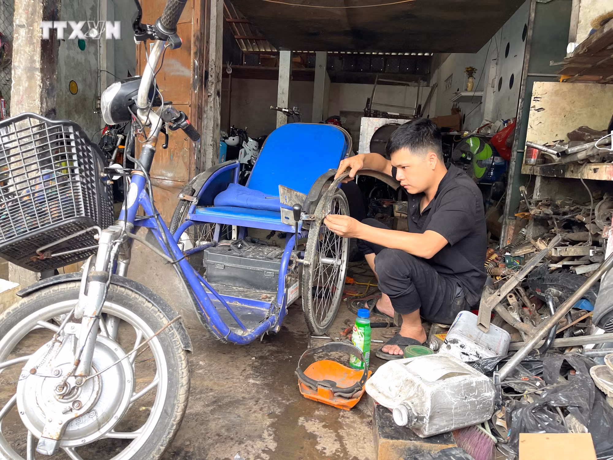 vna_potal_thang_thanh_nien_khoi_nghiep_tu_mo_hinh_sang_che_xe_lan_danh_cho_nguoi_khuyet_tat_7288870.jpeg