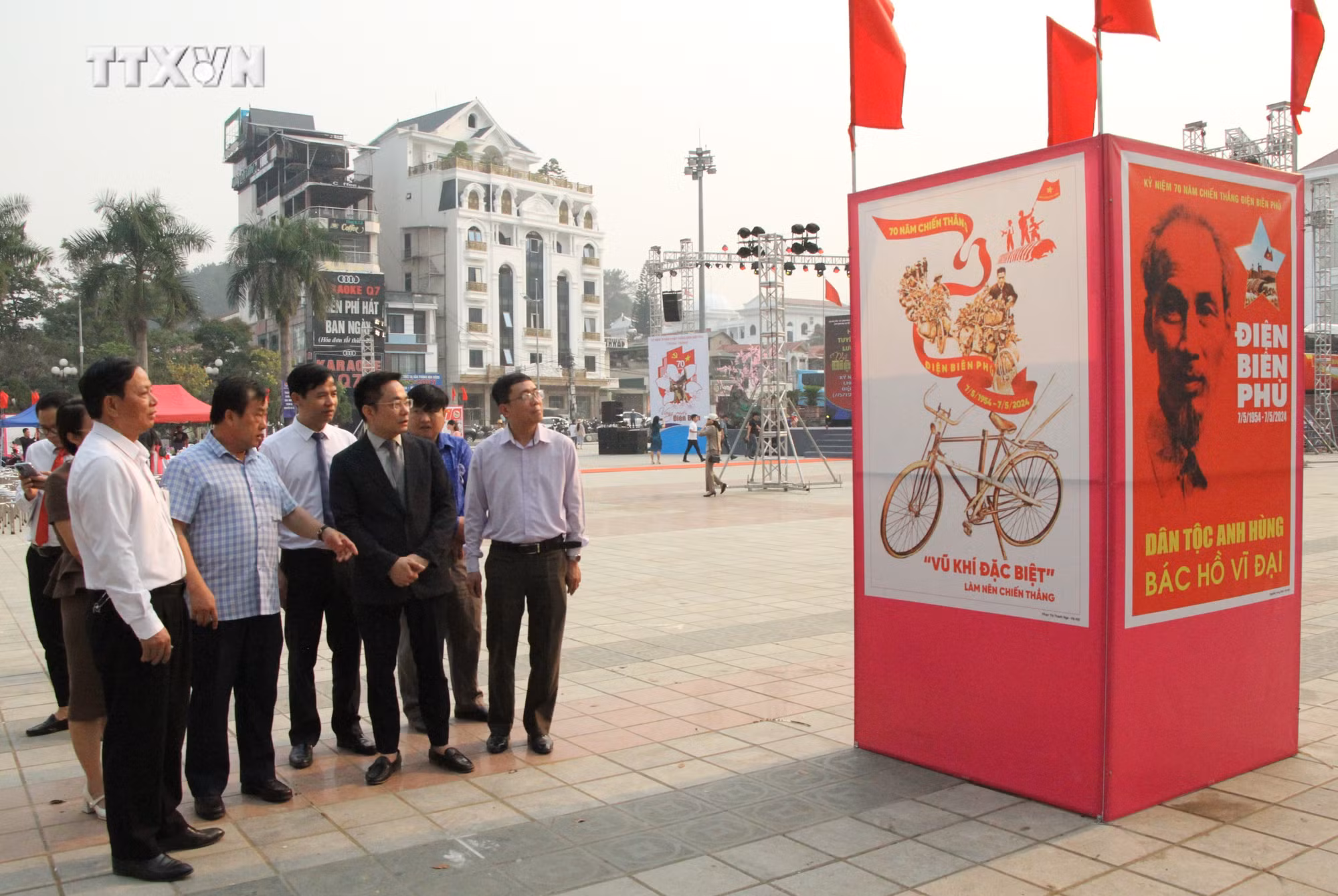 vna_potal_trien_lam_70_buc_tranh_co_dong_tuyen_truyen_ky_niem_70_nam_chien_thang_dien_bien_phu_7301645.jpg