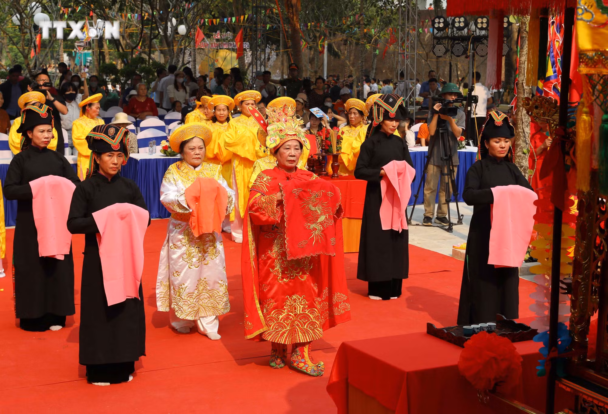 vna_potal_nam_du_lich_quoc_gia_2024_ron_rang_le_hoi_thanh_ban_phu_7301914 (1).jpg