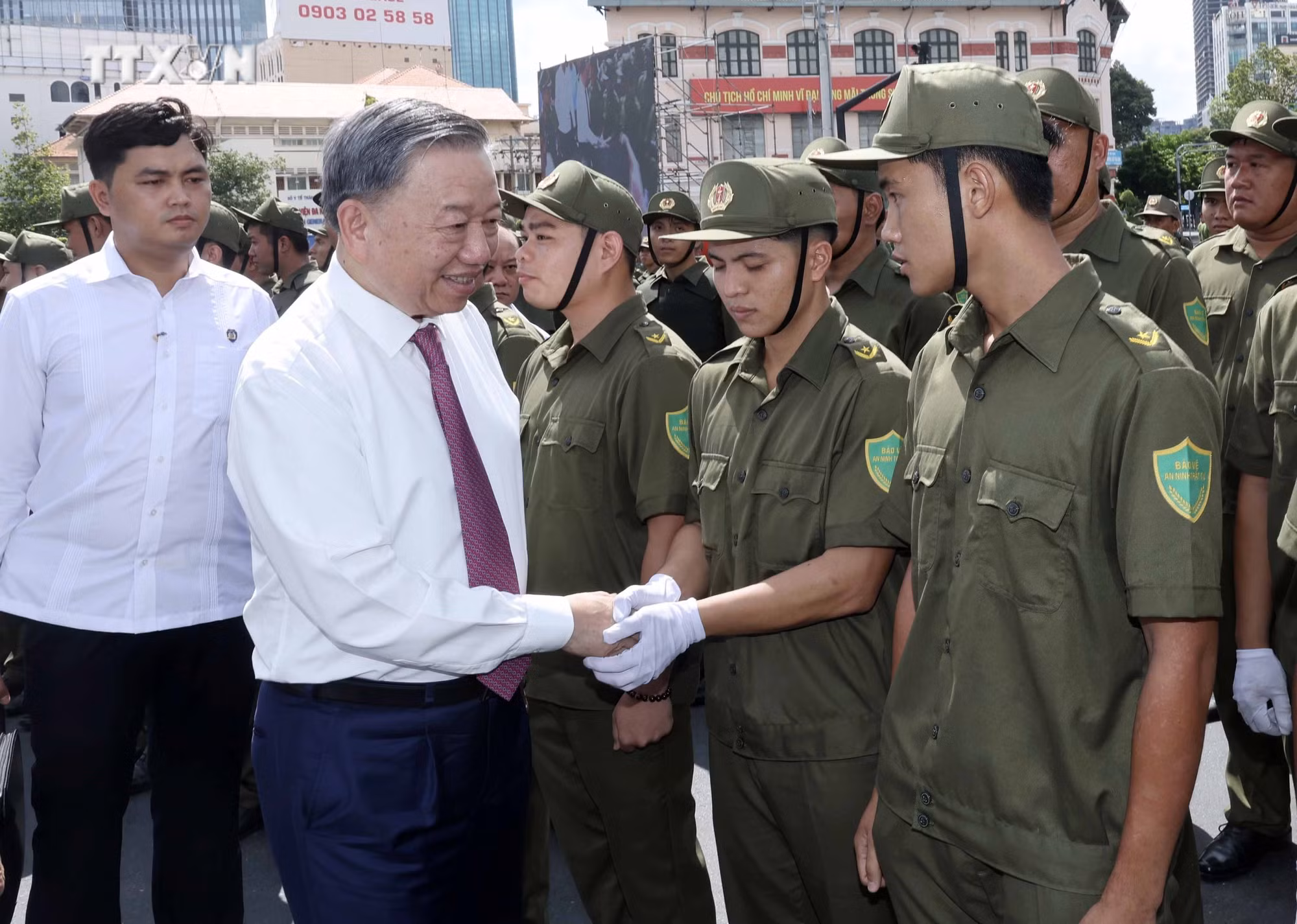 vna_potal_chu_tich_nuoc_du_le_ra_mat_luc_luong_tham_gia_bao_ve_antt_o_co_so_tai_thanh_pho_ho_chi_minh_7458842 (1).jpg