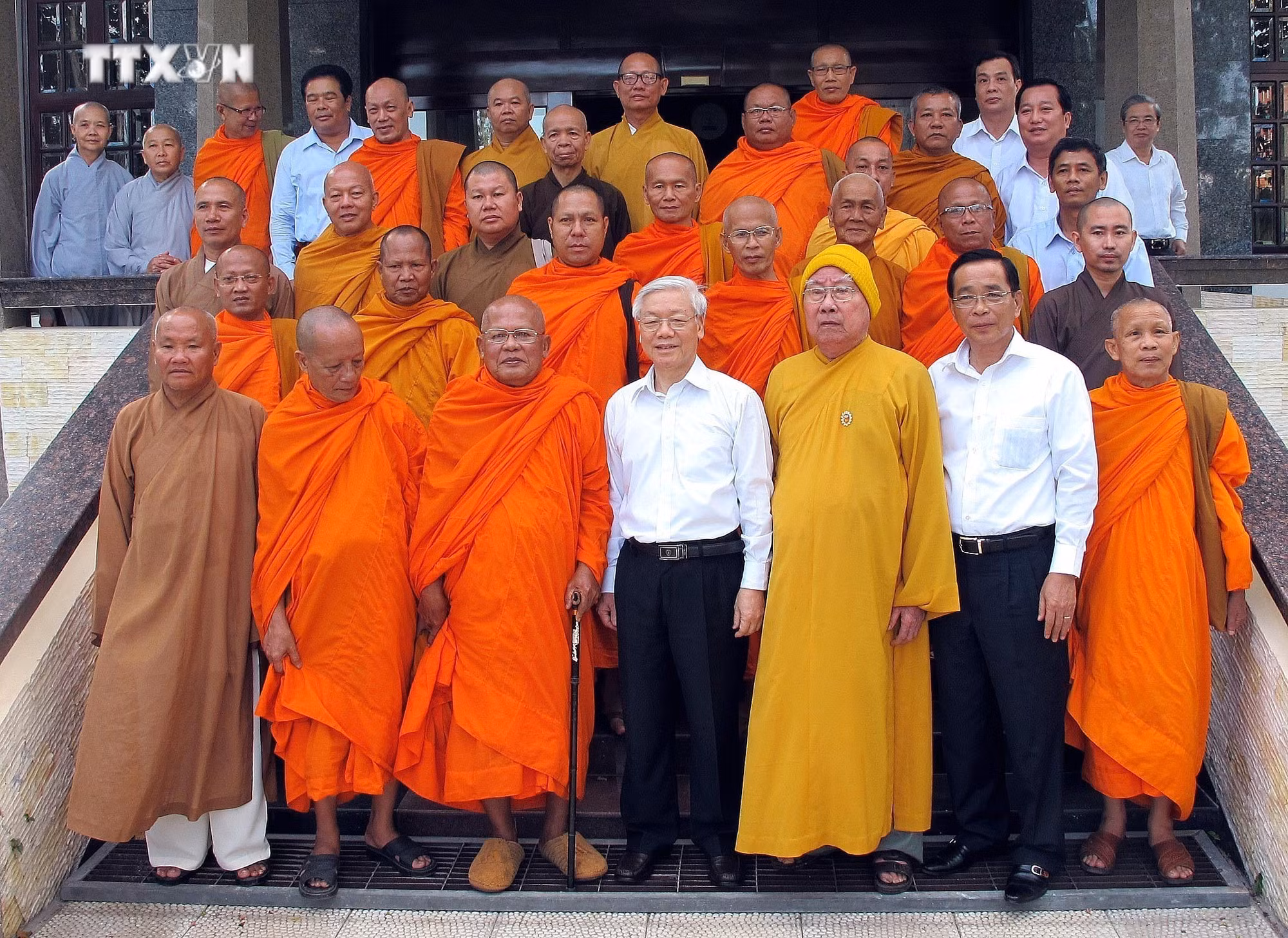 vna_potal_tong_bi_thu_nguyen_phu_trong_voi_nguoi_dan_soc_trang_7492265.jpg