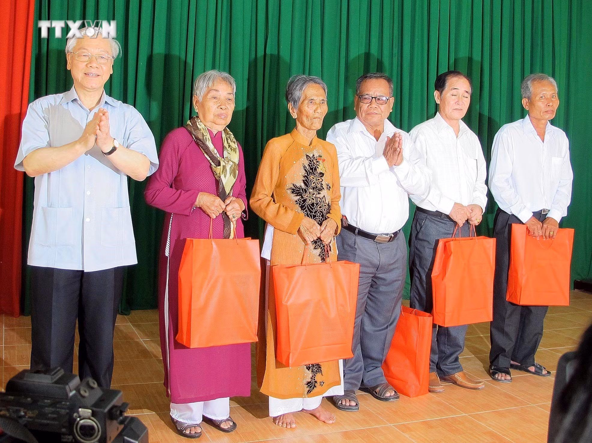 vna_potal_tong_bi_thu_nguyen_phu_trong_voi_nguoi_dan_soc_trang_7492270.jpg