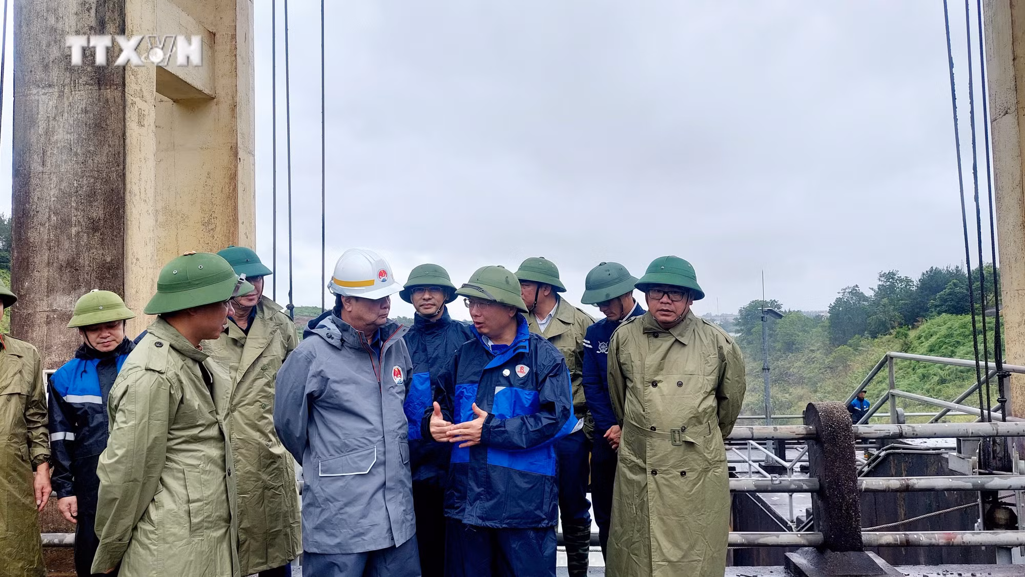 vna_potal_bo_truong_bo_nong_nghiep_va_phat_trien_nong_thon_kiem_tra_cong_tac_phong_chong_bao_so_2_tai_quang_ninh__7496717.jpg