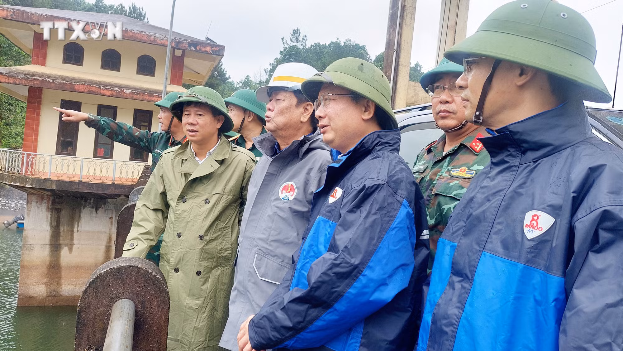 vna_potal_bo_truong_bo_nong_nghiep_va_phat_trien_nong_thon_kiem_tra_cong_tac_phong_chong_bao_so_2_tai_quang_ninh__7496715.jpg