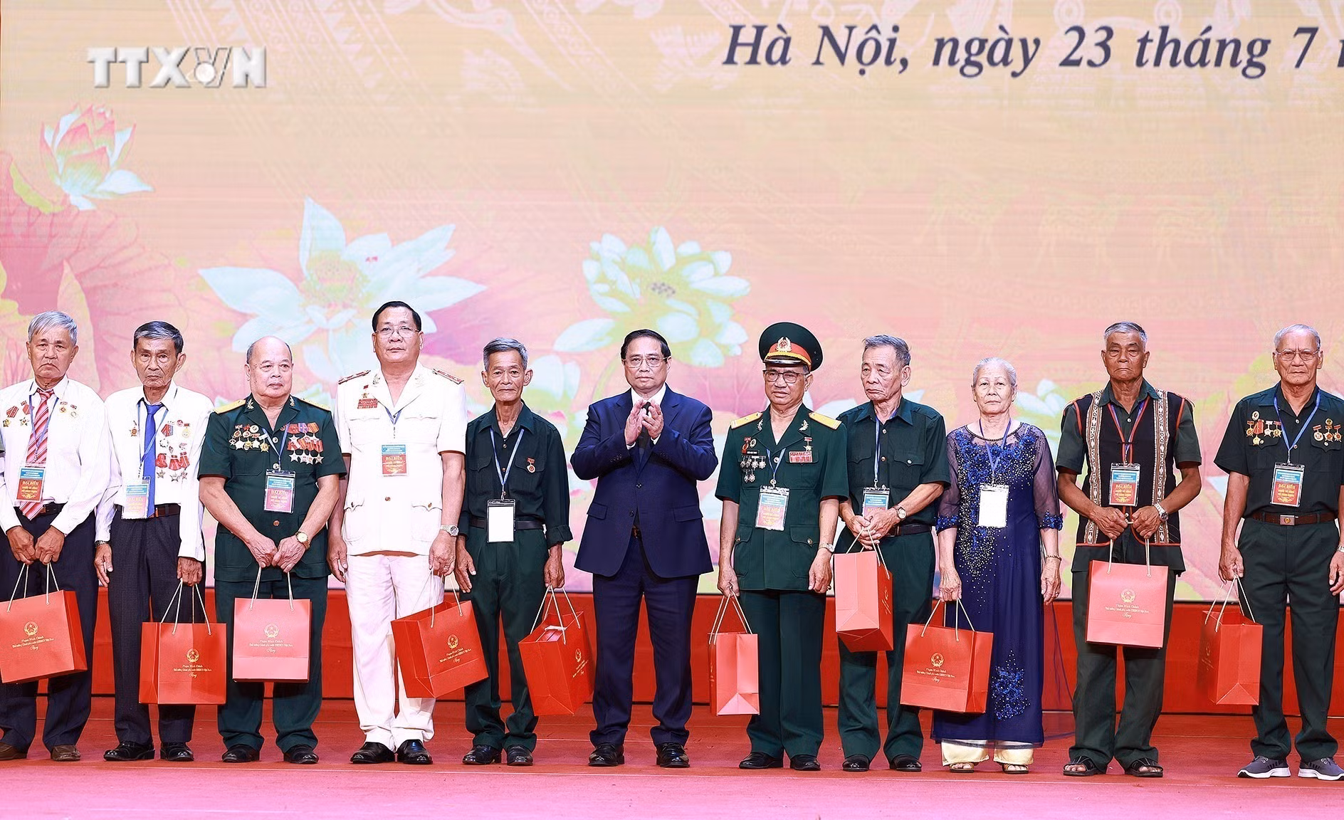 vna_potal_thu_tuong_du_hoi_nghi_tri_an_nguoi_co_cong_voi_cach_mang_nam_2024_7496607.jpg