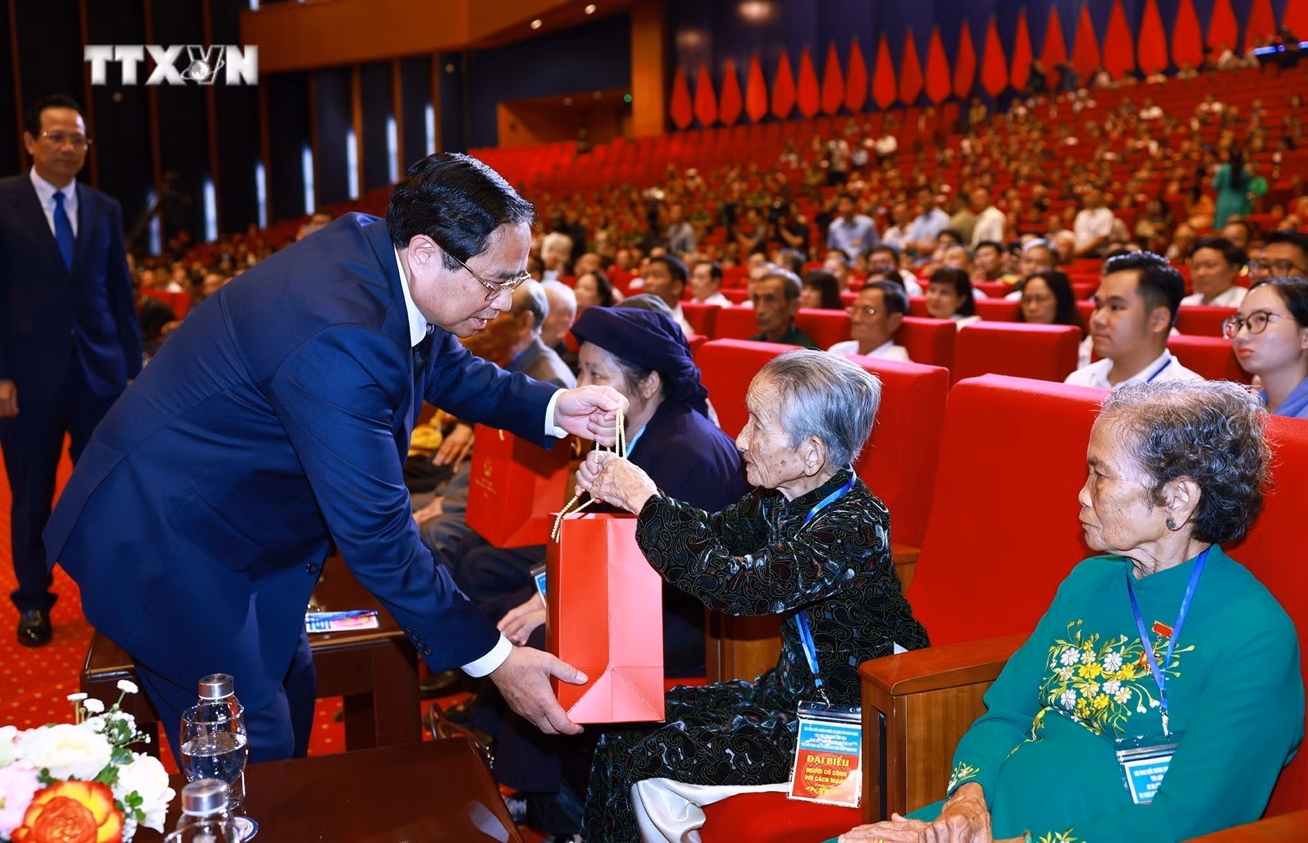 vna_potal_thu_tuong_du_hoi_nghi_tri_an_nguoi_co_cong_voi_cach_mang_nam_2024_7496596.jpg