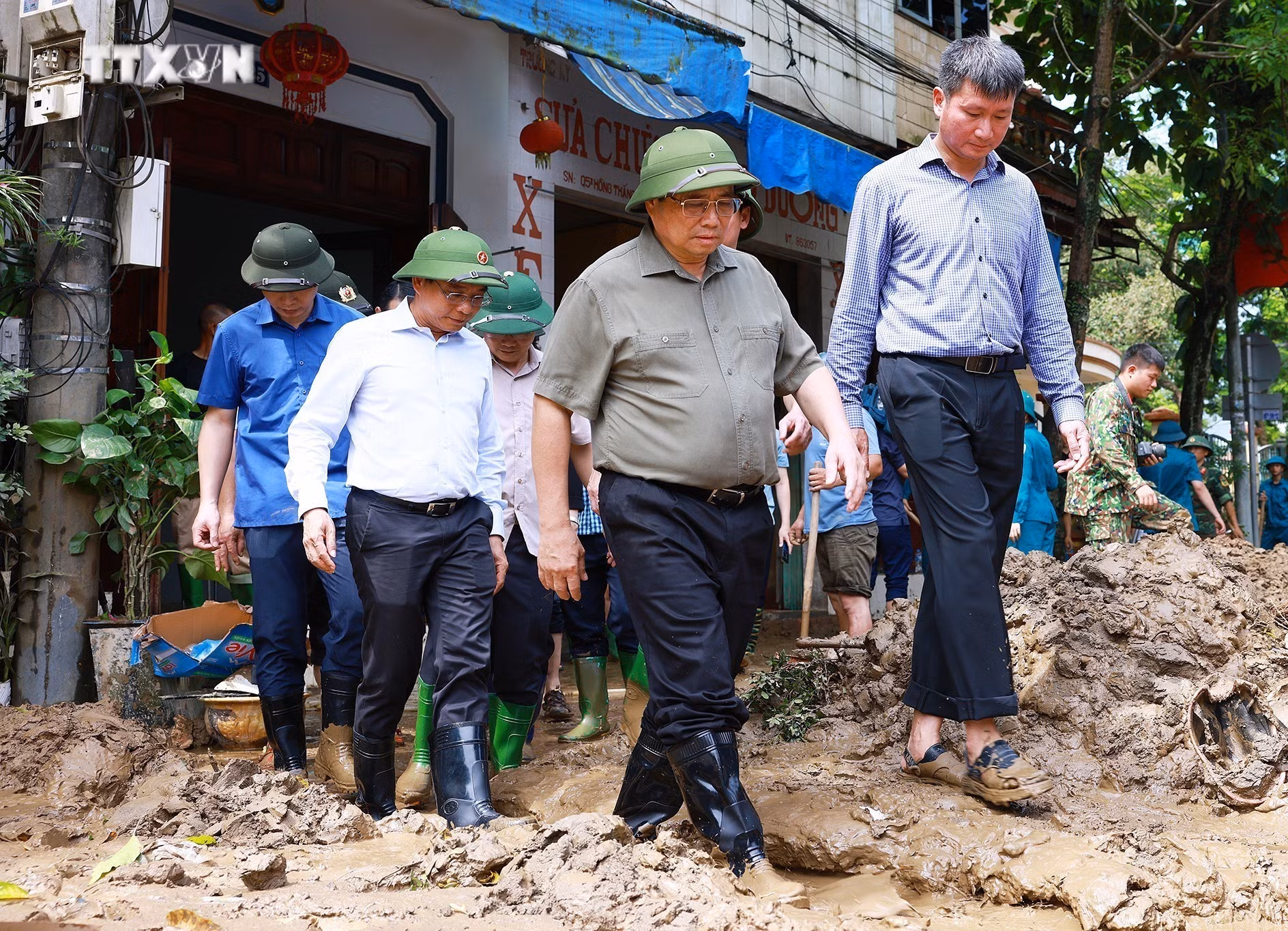 vna_potal_thu_tuong_di_kiem_tra_tinh_hinh_khac_phuc_hau_qua_mua_lu_tai_yen_bai_7590372.jpg