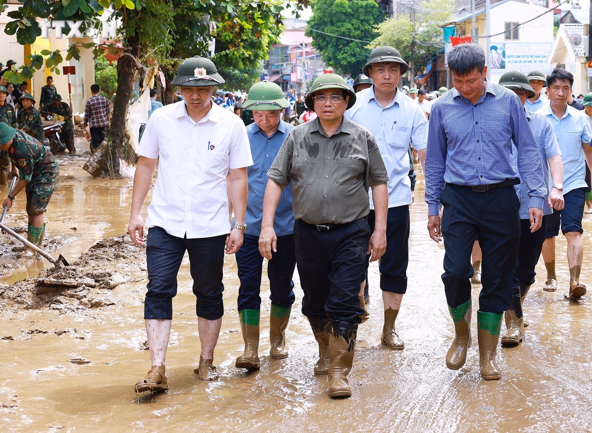 vna_potal_thu_tuong_di_kiem_tra_tinh_hinh_khac_phuc_hau_qua_mua_lu_tai_yen_bai_7590445.jpg