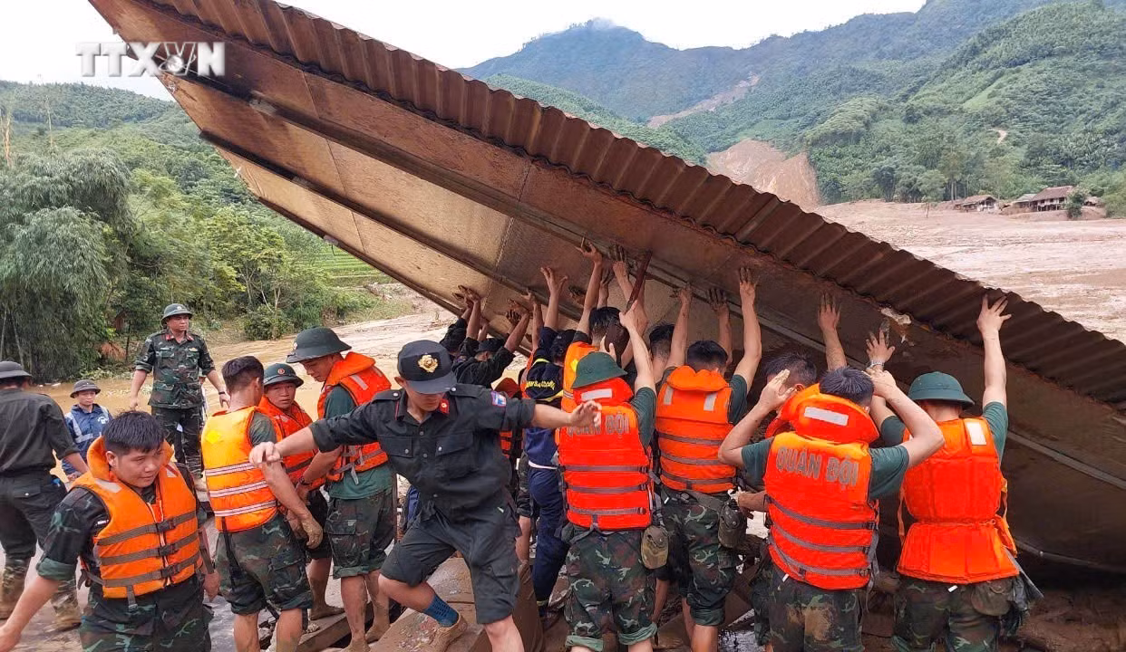 vna_potal_quan_khu_2_huy_dong_bo_doi_den_thon_lang_nu_ho_tro_nhan_dan_tim_kiem_nguoi_mat_tich_do_con_lu_dem_119_7588456.jpg