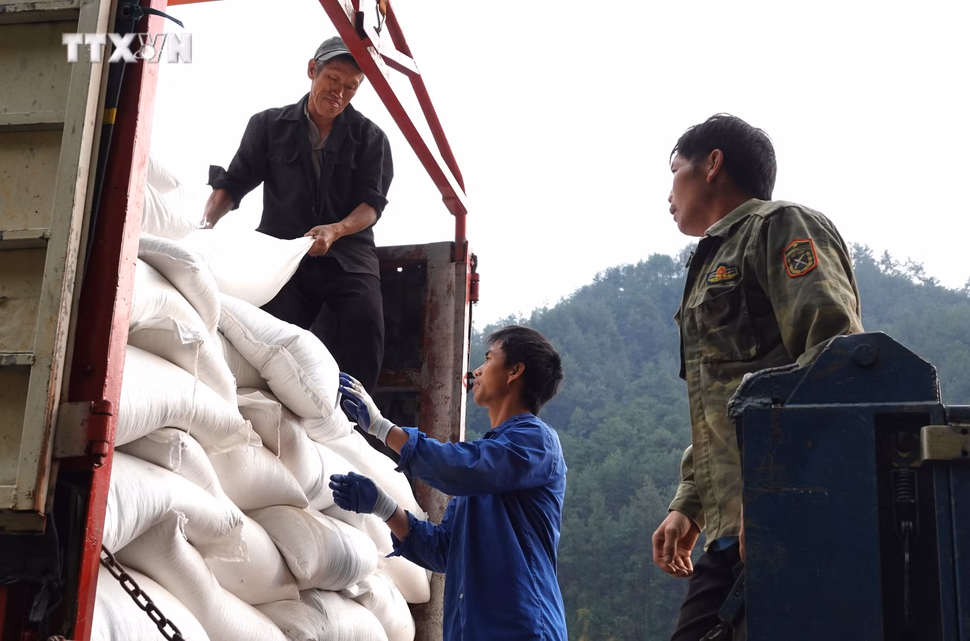 vna_potal_truong_hoc_vung_cao_khong_con_phai_di_vay_gao_anh_theo_bai_7300342.jpg