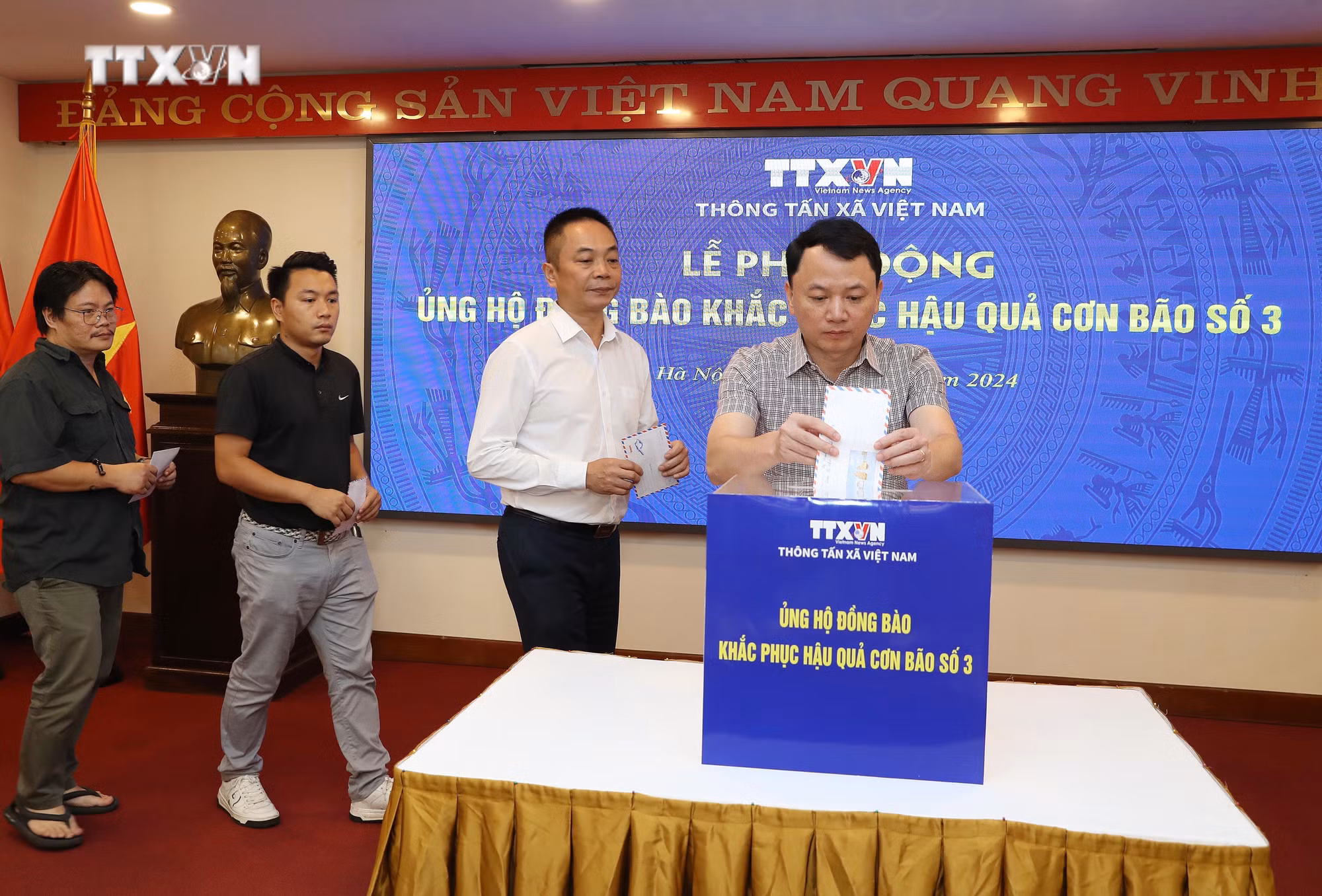 vna_potal_thong_tan_xa_viet_nam_ung_ho_dong_bao_khac_phuc_hau_qua_con_bao_so_3_7588222.jpg