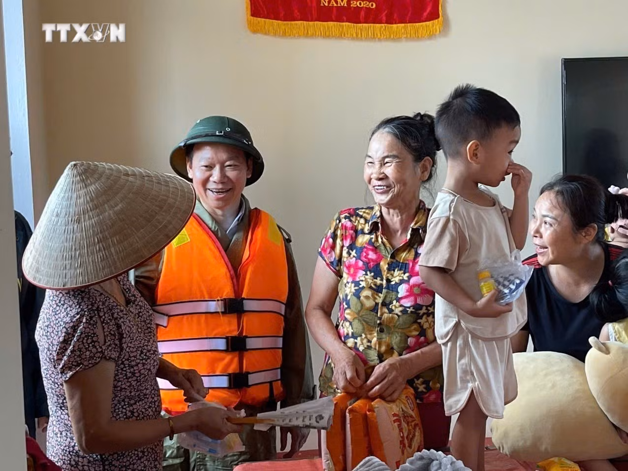 vna_potal_yen_bai_tap_trung_cuu_tro_nguoi_dan_bi_ngap_lu_tran_yen__7589221 (1).jpg