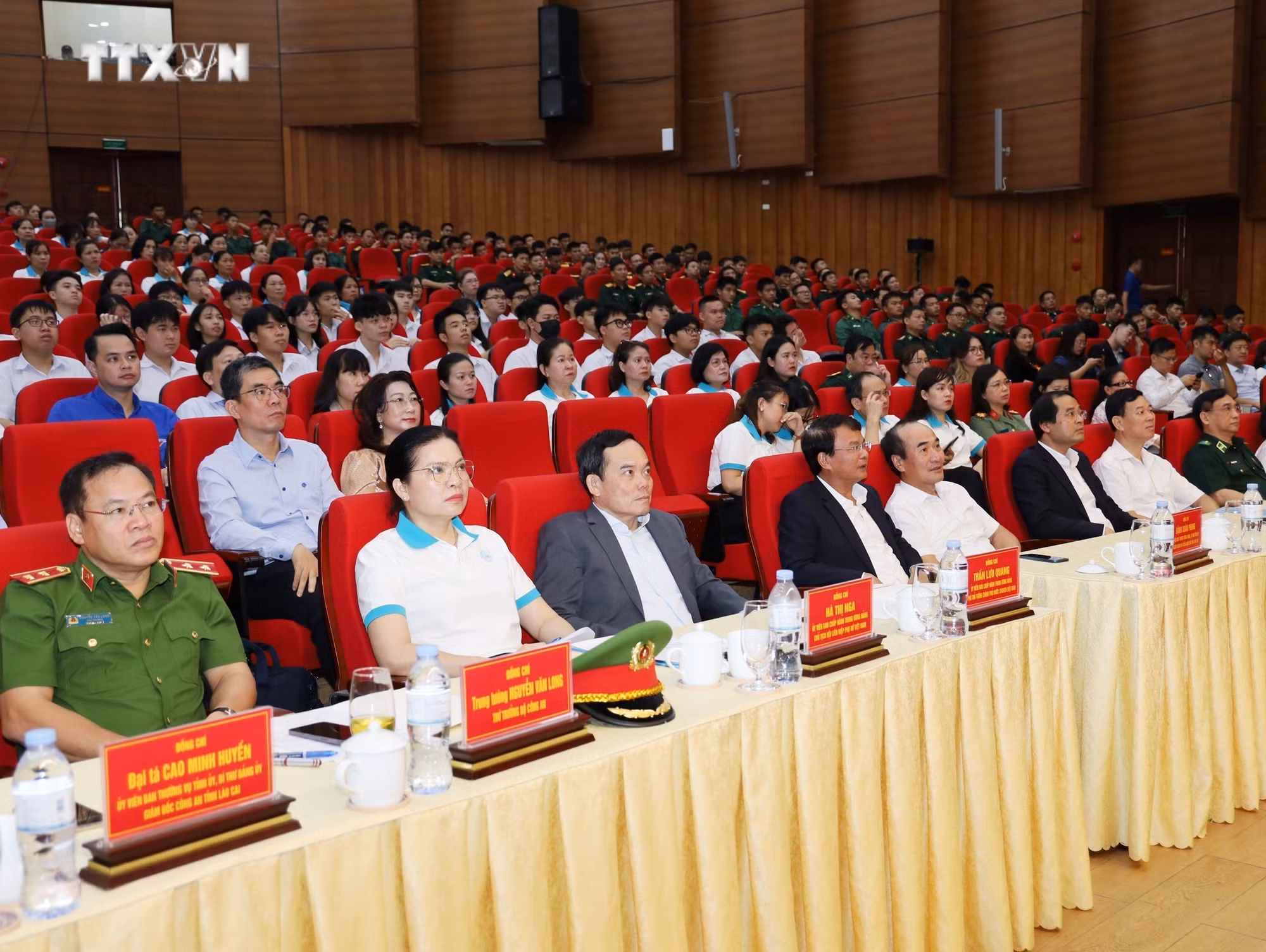 vna_potal_khong_de_tre_em_nao_bi_bo_lai_phia_sau_trong_cuoc_chien_phong_chong_mua_ban_nguoi_7510879.jpg