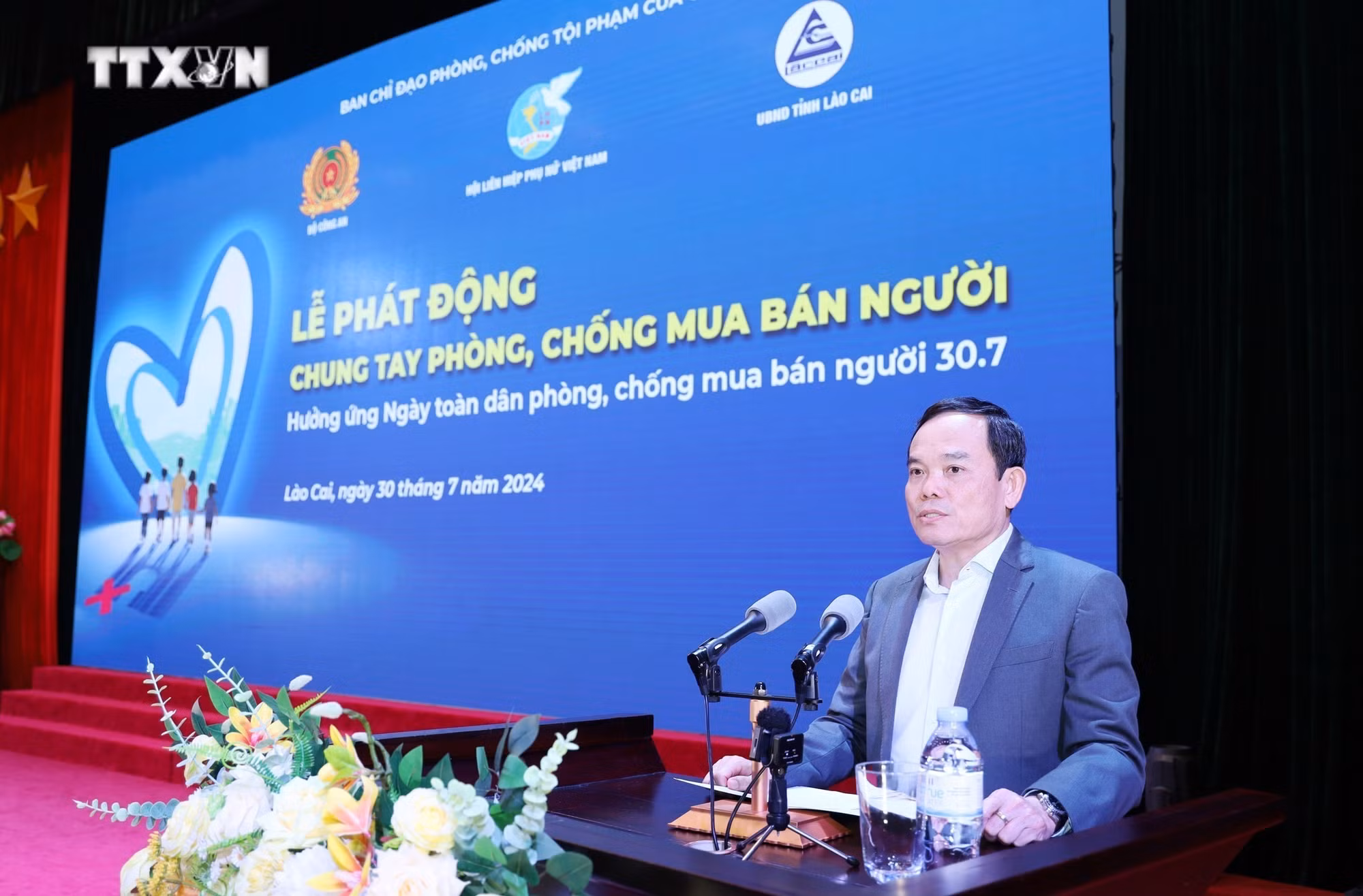 vna_potal_khong_de_tre_em_nao_bi_bo_lai_phia_sau_trong_cuoc_chien_phong_chong_mua_ban_nguoi_7510876.jpg