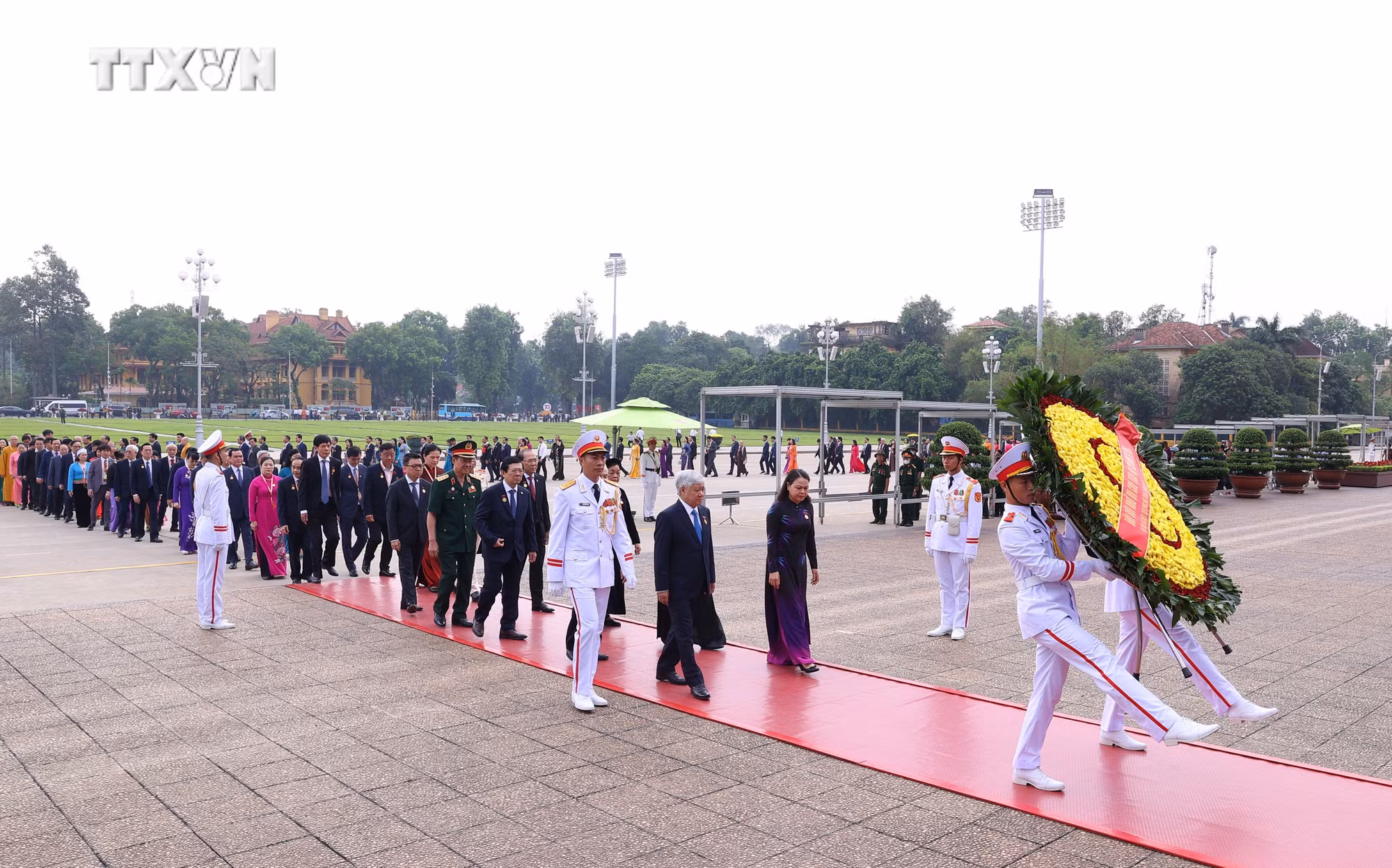 vna_potal_doan_dai_bieu_du_dai_hoi_mttq_viet_nam_lan_thu_x_vao_lang_vieng_chu_tich_ho_chi_minh__7653596.jpg