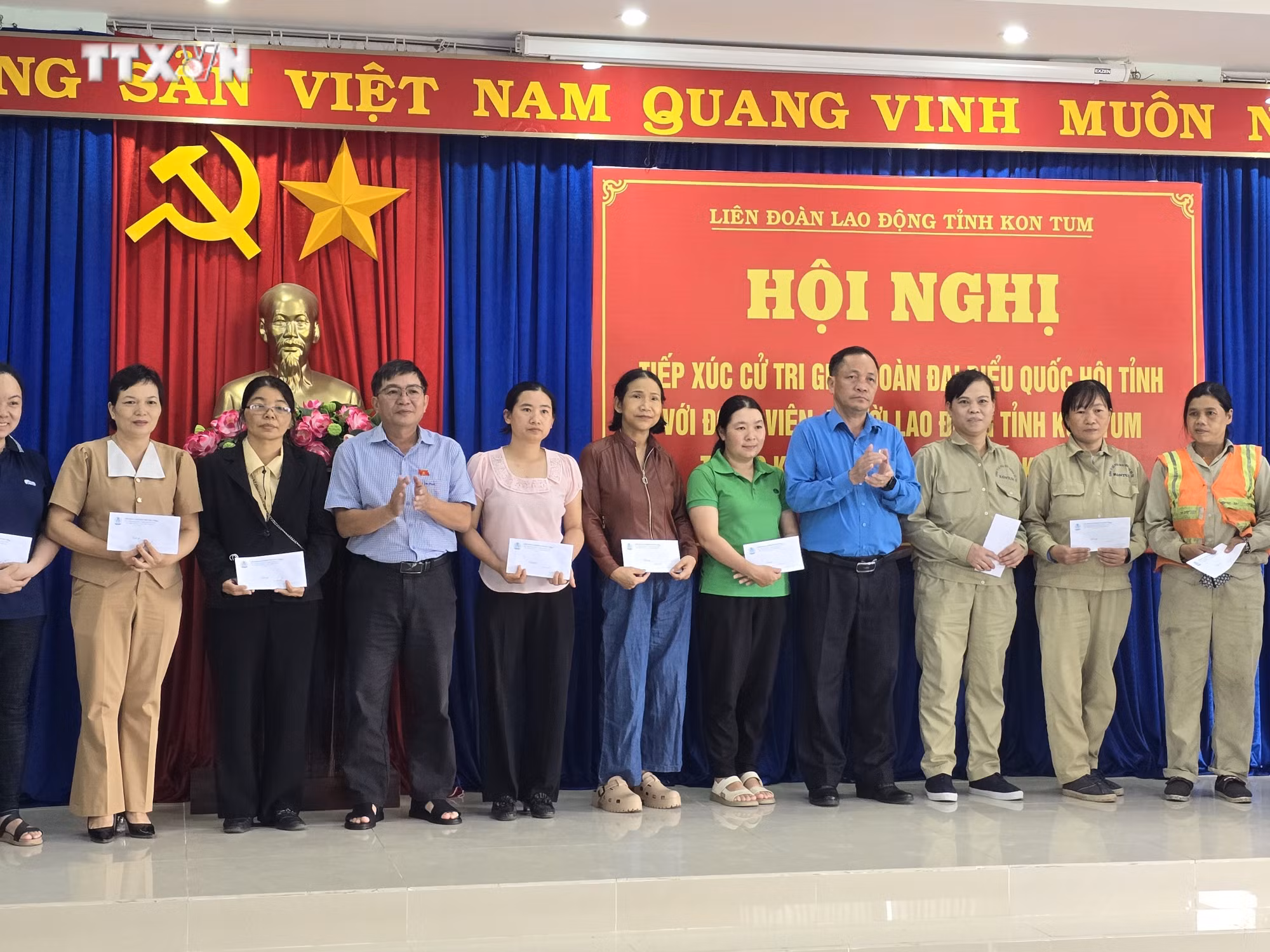 vna_potal_doan_dbqh_tinh_kon_tum_tiep_xuc_voi_cu_tri_la_cong_nhan_nguoi_lao_dong__7654043.jpg
