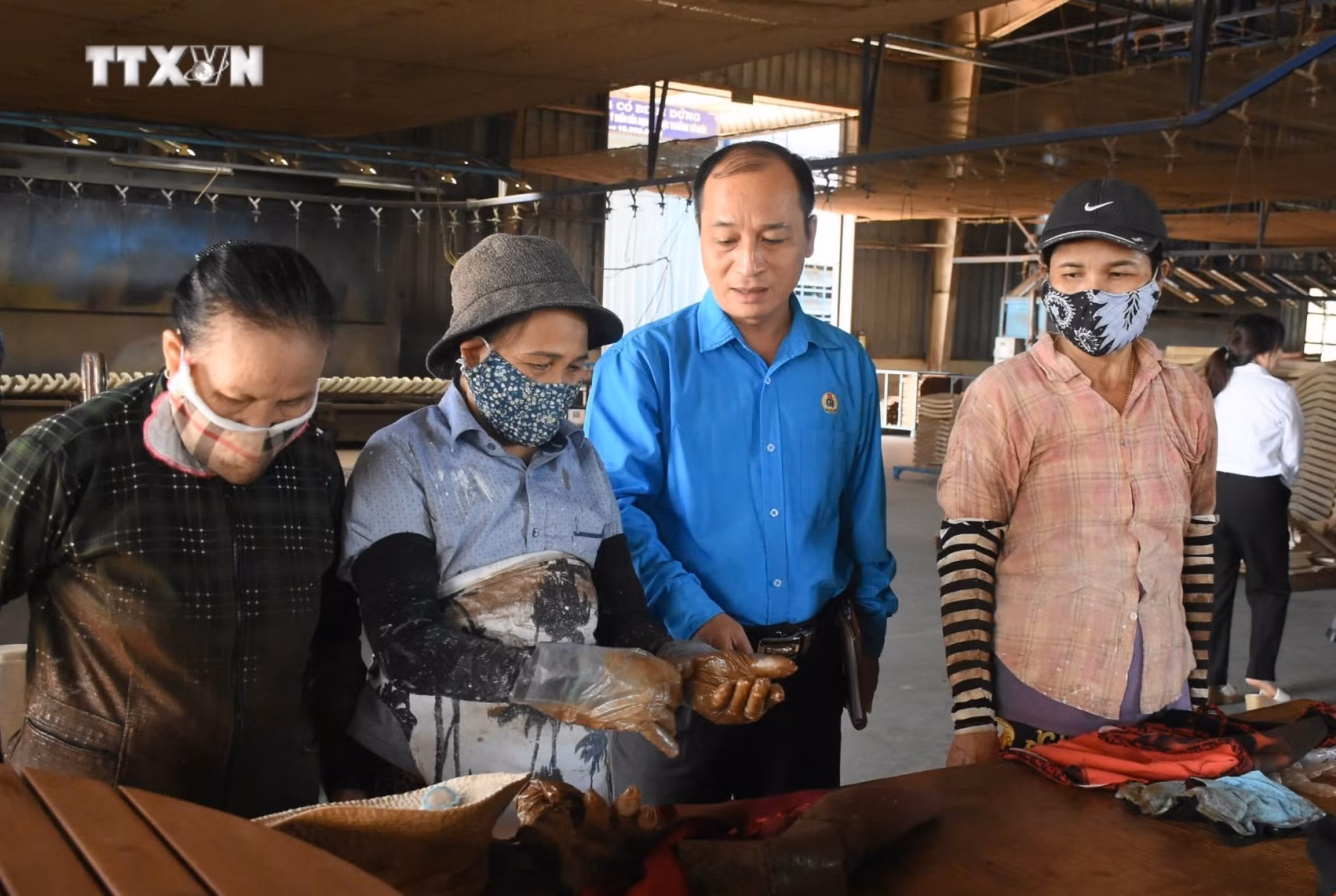 vna_potal_doan_dbqh_tinh_kon_tum_tiep_xuc_voi_cu_tri_la_cong_nhan_nguoi_lao_dong__7654042.jpg
