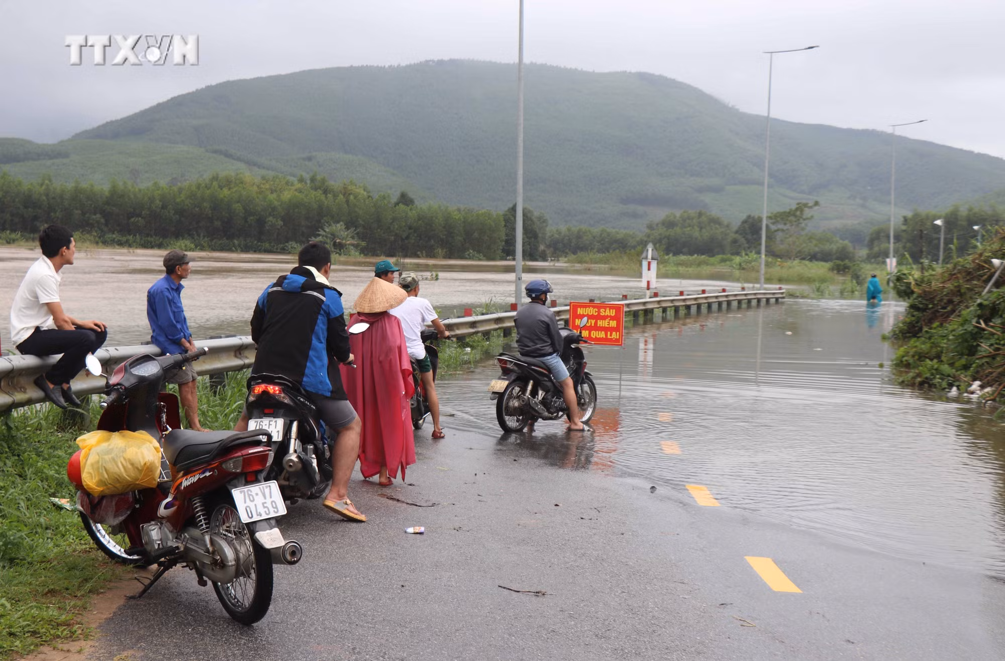 vna_potal_nuoc_lu_dang_cao_khien_nhieu_noi_o_quang_ngai_bi_chia_cat_7721075.jpg