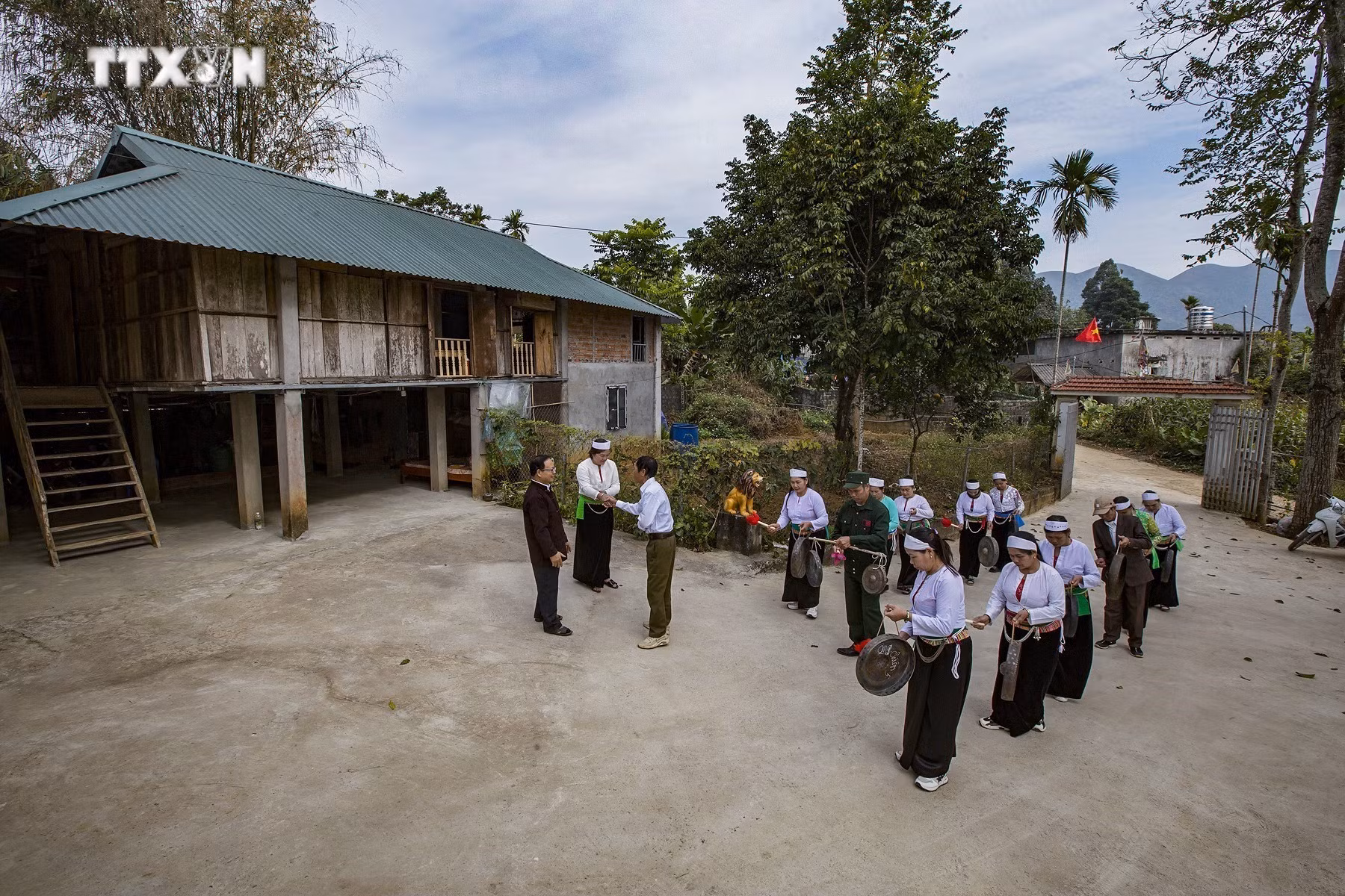 vna_potal_don_tet_nguyen_dan_cua_nguoi_muong_hoa_binh_7183664.jpg