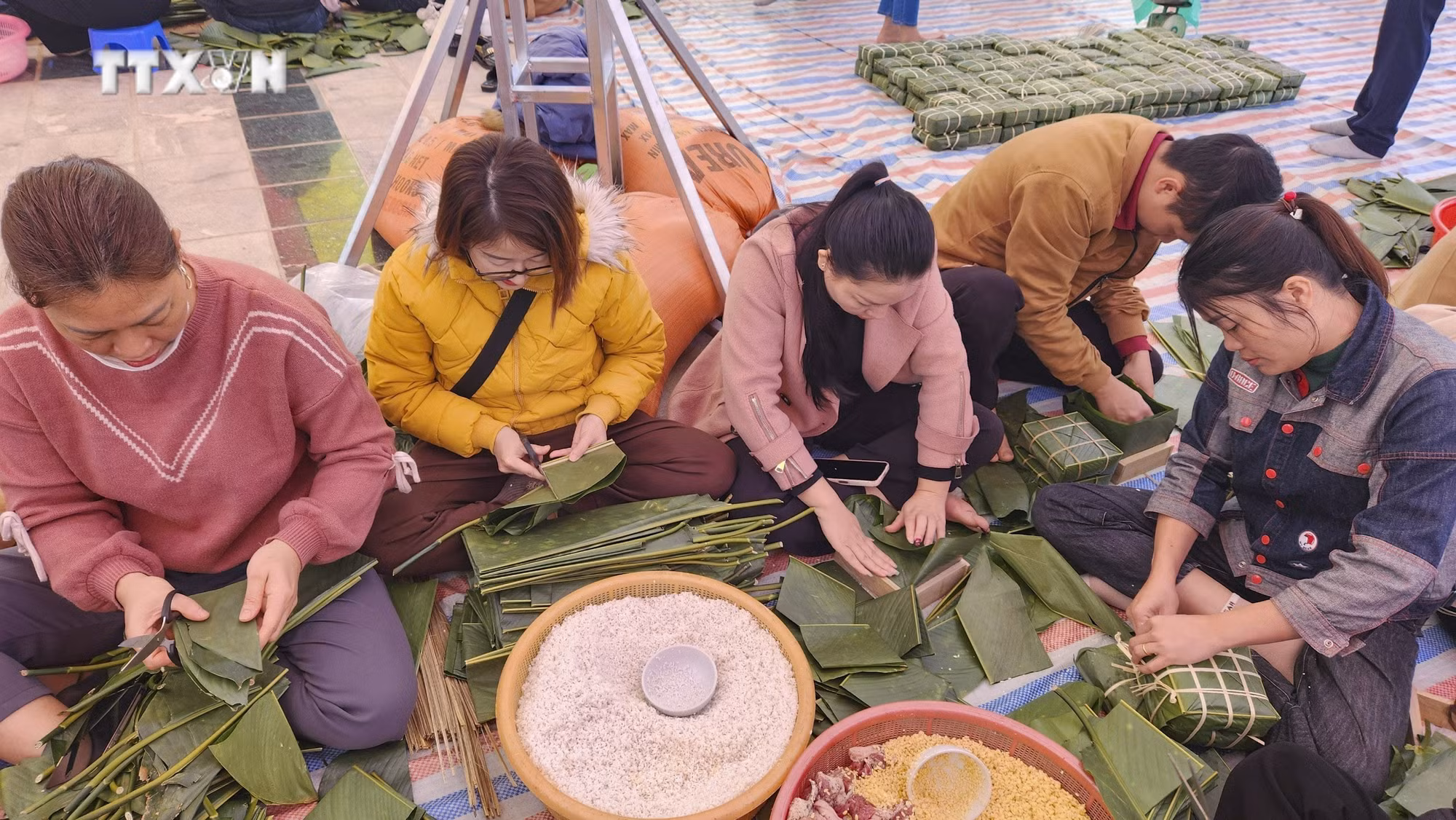 vna_potal_goi_10000_banh_chung_xanh_cho_nguoi_ngheo_an_tet_o_huyen_bien_gioi_nam_po_7206681.jpg