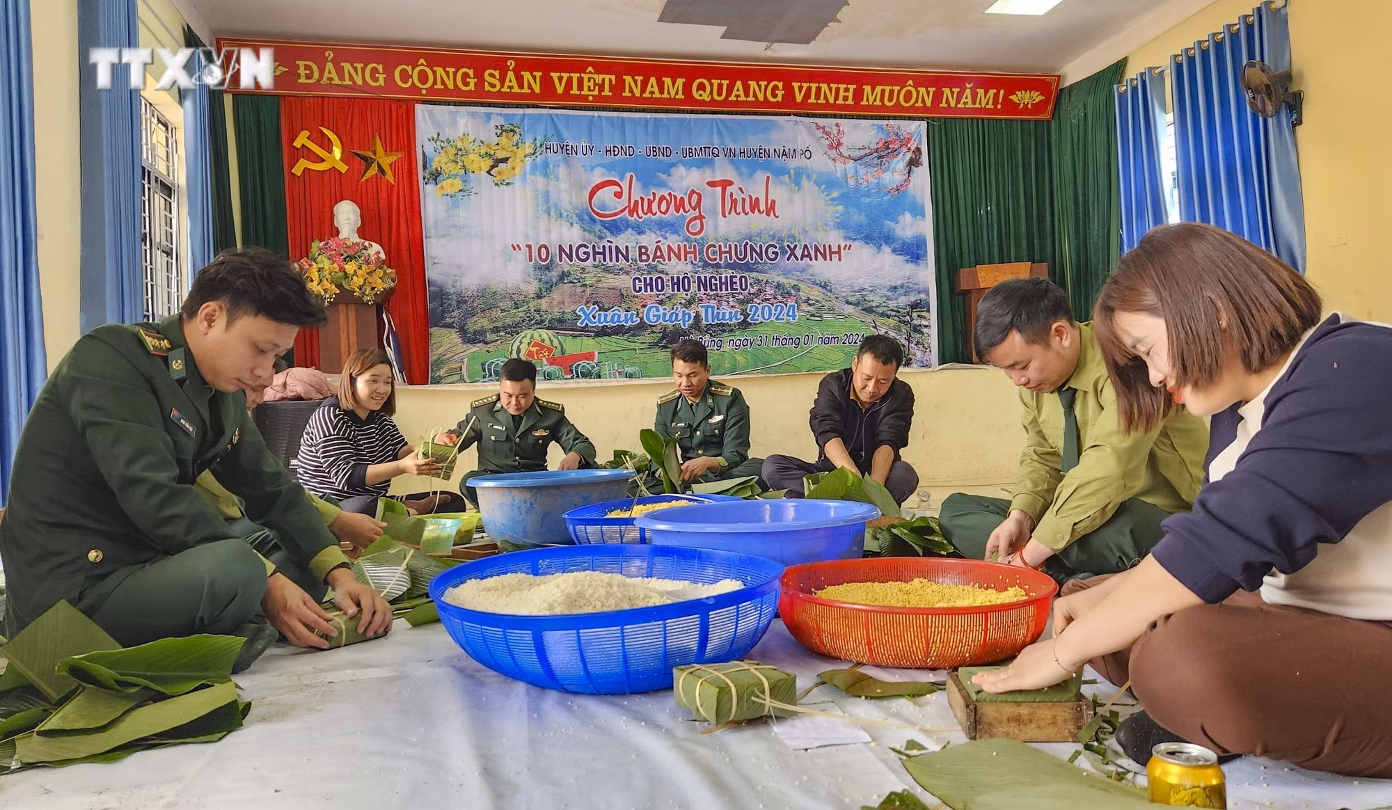 vna_potal_goi_10000_banh_chung_xanh_cho_nguoi_ngheo_an_tet_o_huyen_bien_gioi_nam_po_7206679.jpg