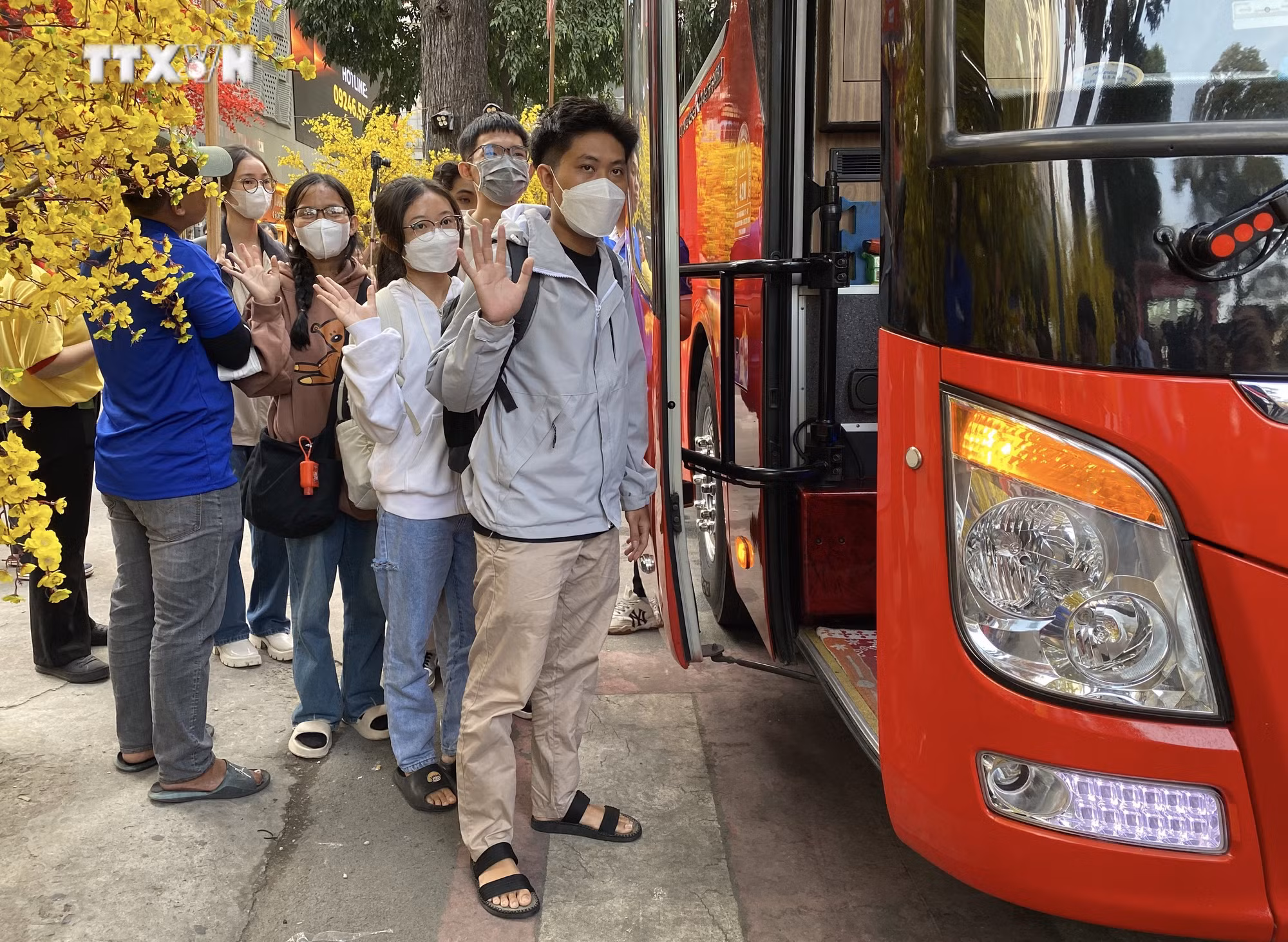 vna_potal_thanh_pho_ho_chi_minh_dua_hon_2000_sinh_vien_va_nguoi_lao_dong_kho_khan_ve_que_don_tet_7206103.jpeg