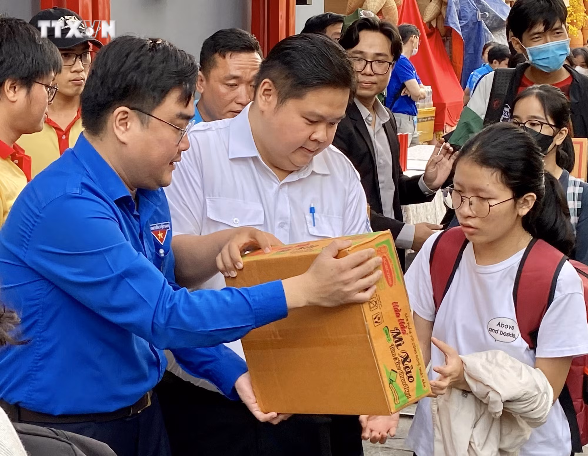 vna_potal_thanh_pho_ho_chi_minh_dua_hon_2000_sinh_vien_va_nguoi_lao_dong_kho_khan_ve_que_don_tet_7206101.jpeg