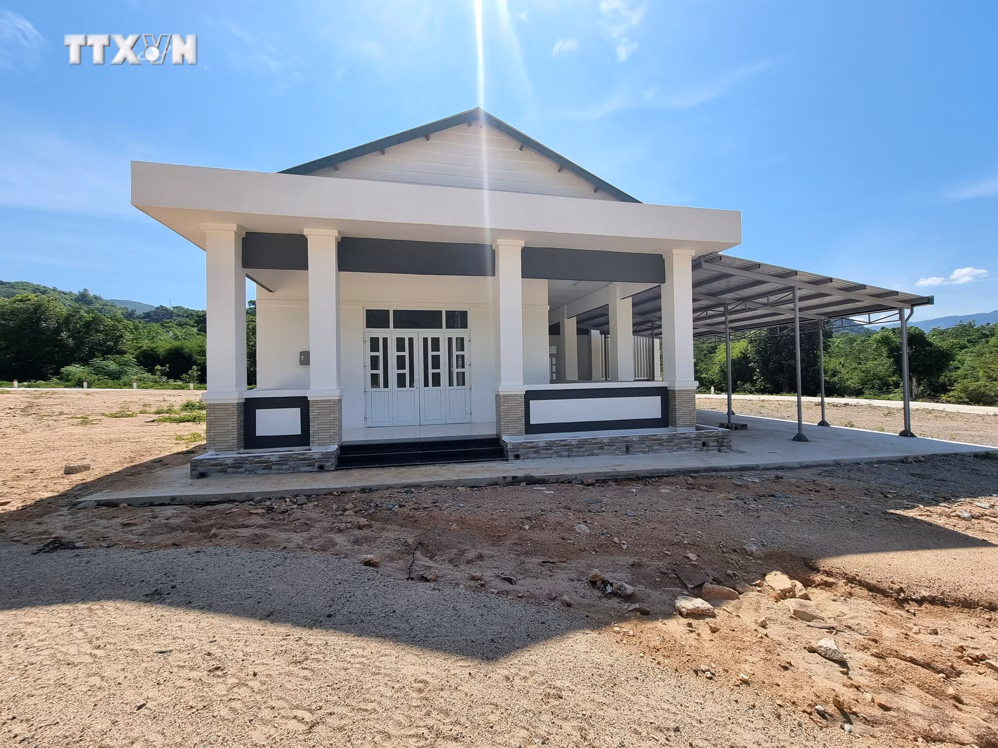 vna_potal_can_som_on_dinh_cho_o_sinh_ke_cho_nguoi_dan_vung_sat_lo_tai_ninh_thuan_7527369.jpg