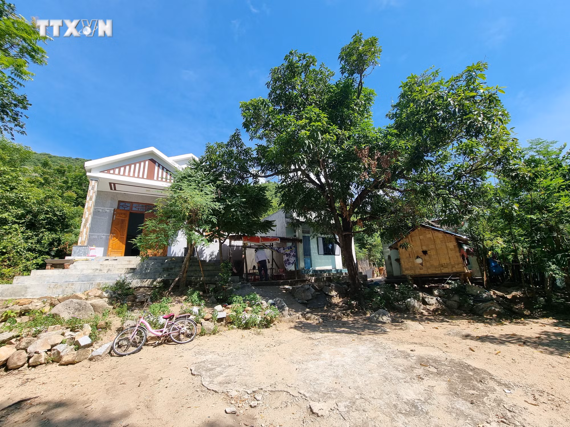 vna_potal_can_som_on_dinh_cho_o_sinh_ke_cho_nguoi_dan_vung_sat_lo_tai_ninh_thuan_7527370.jpg