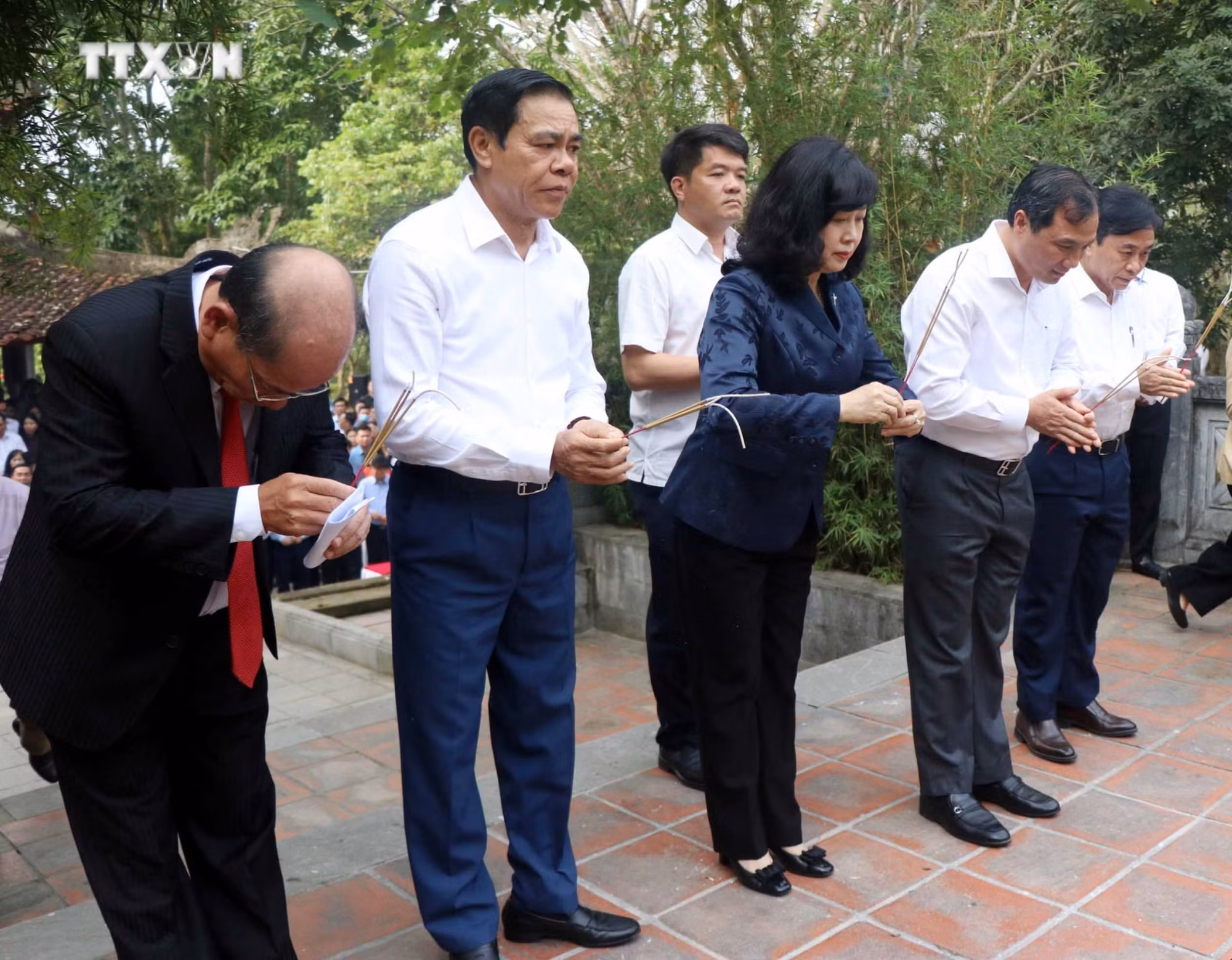 vna_potal_bo_truong_bo_y_te_lam_viec_tai_tinh_ha_tinhdang_huong_tuong_niem_dai_danh_y_hai_thuong_lan_ong_le_huu_trac_7236587.jpg