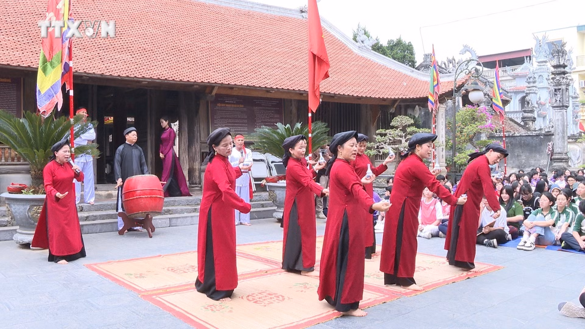 vna_potal_ve_den_hung_nghe_hat_xoan_lang_co__7322329.jpg