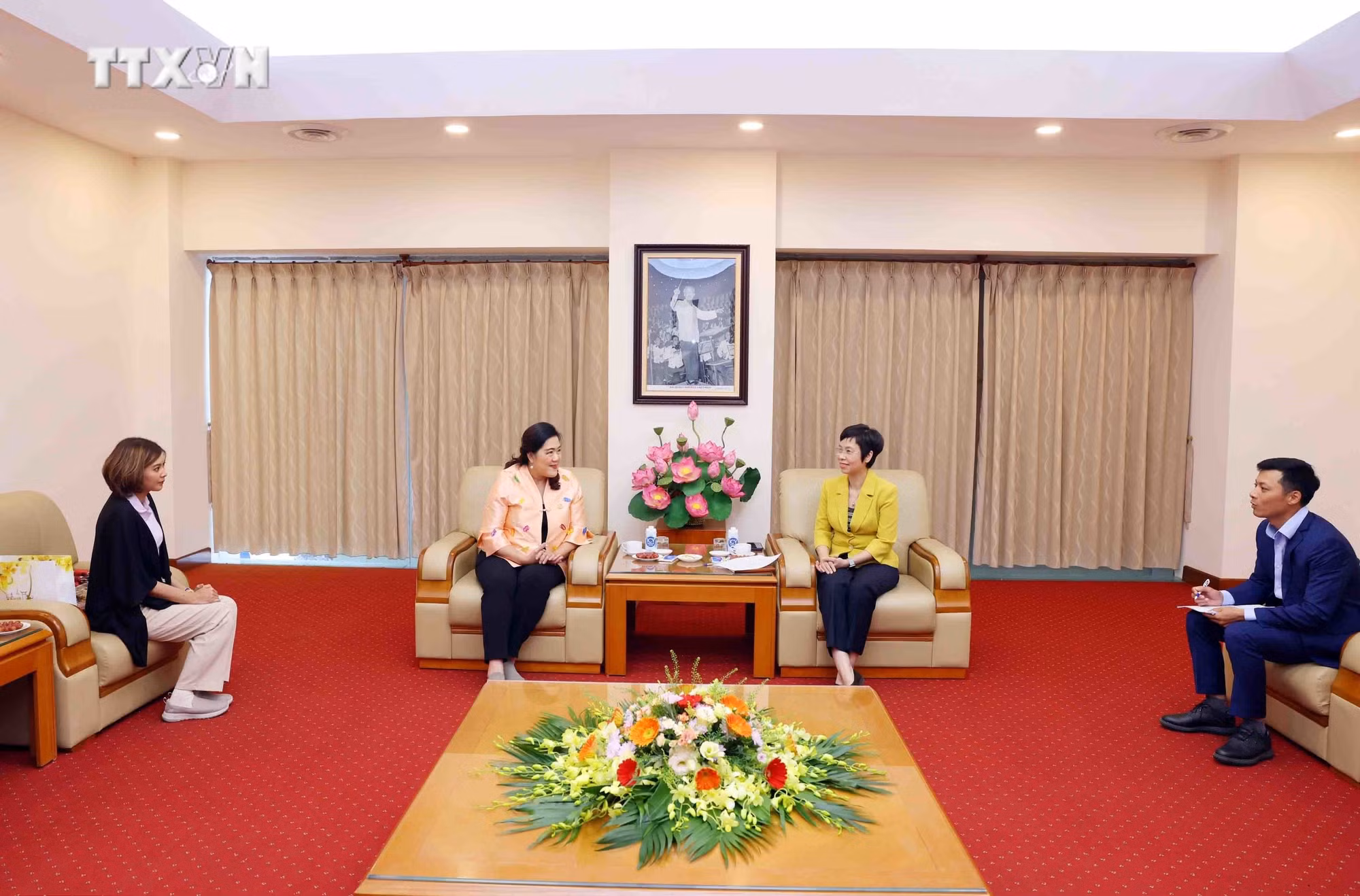 vna_potal_tong_giam_doc_ttxvn_vu_viet_trang_tiep_tong_giam_doc_co_quan_quan_he_cong_chung_thai_lan_prd_7547569.jpg