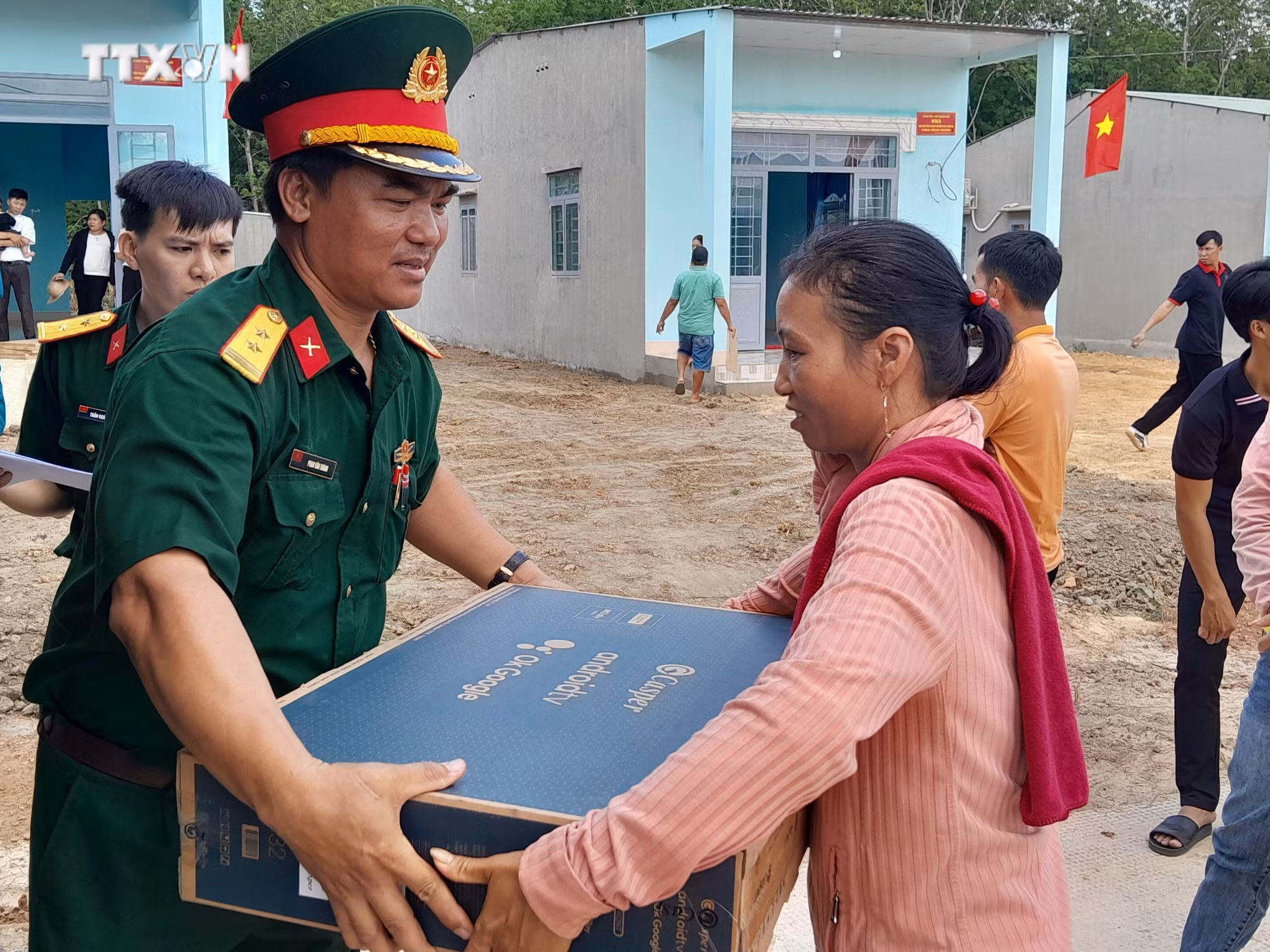 vna_potal_binh_phuoc_ban_giao_diem_dan_cu_lien_ke_chot_dan_quan_bien_gioi_183236922_7304776.jpg