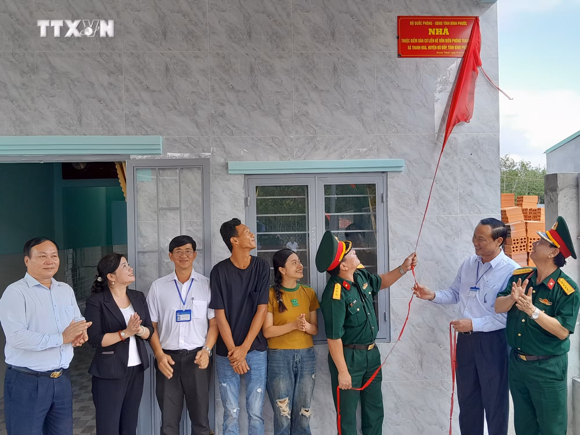 vna_potal_binh_phuoc_ban_giao_diem_dan_cu_lien_ke_chot_dan_quan_bien_gioi_7304783.jpg