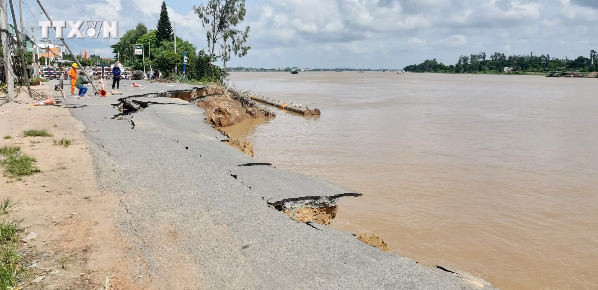 vna_potal_an_giang_tam_ung_them_24_ty_dong_de_xu_ly_sat_lo_quoc_lo_91_doan_qua_xa_binh_my_huyen_chau_phu_164606764_4033104.jpg