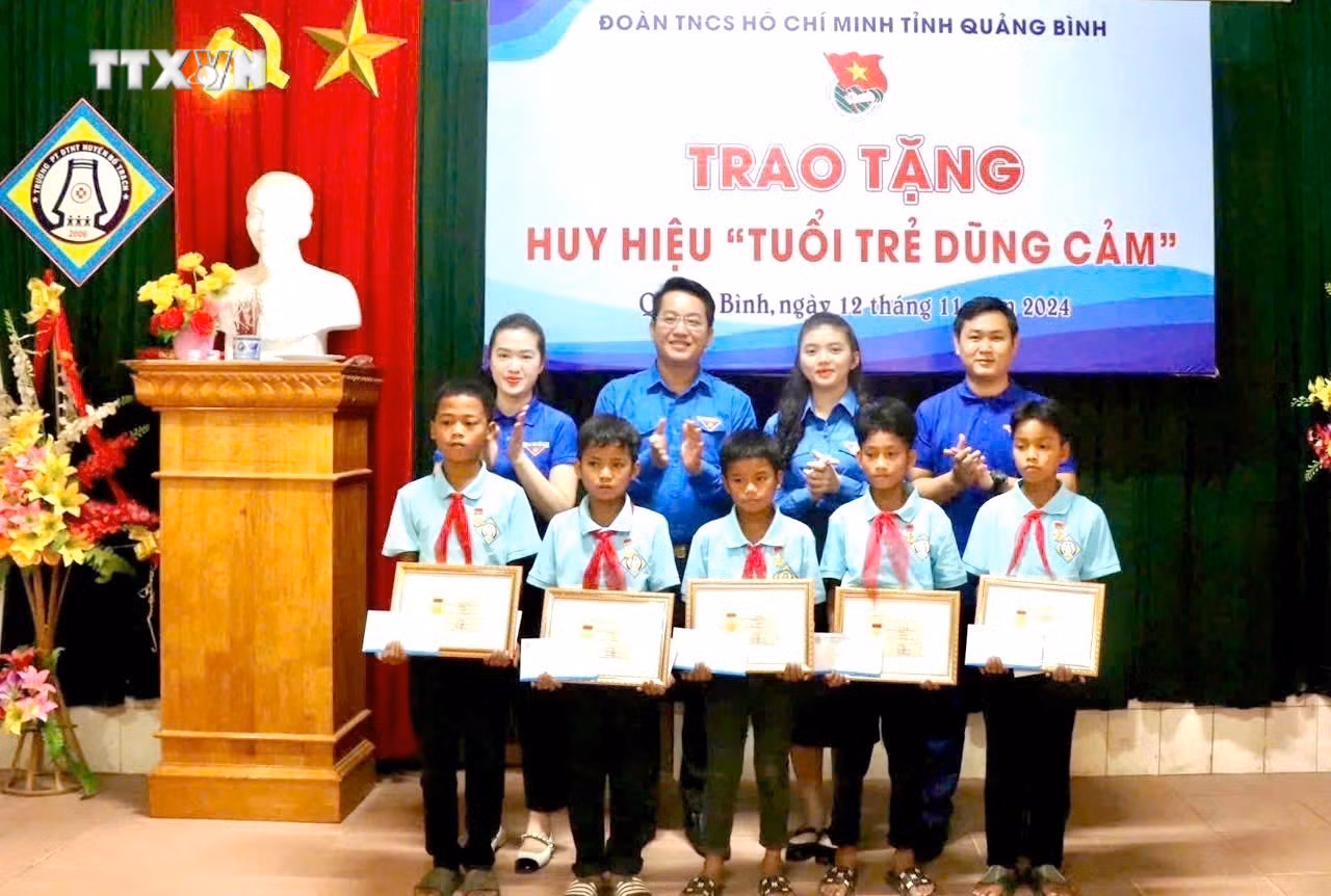 vna_potal_trao_huy_hieu_tuoi_tre_dung_cam_cho_5_hoc_sinh_cuu_2_tre_duoi_nuoc_7700080.jpg