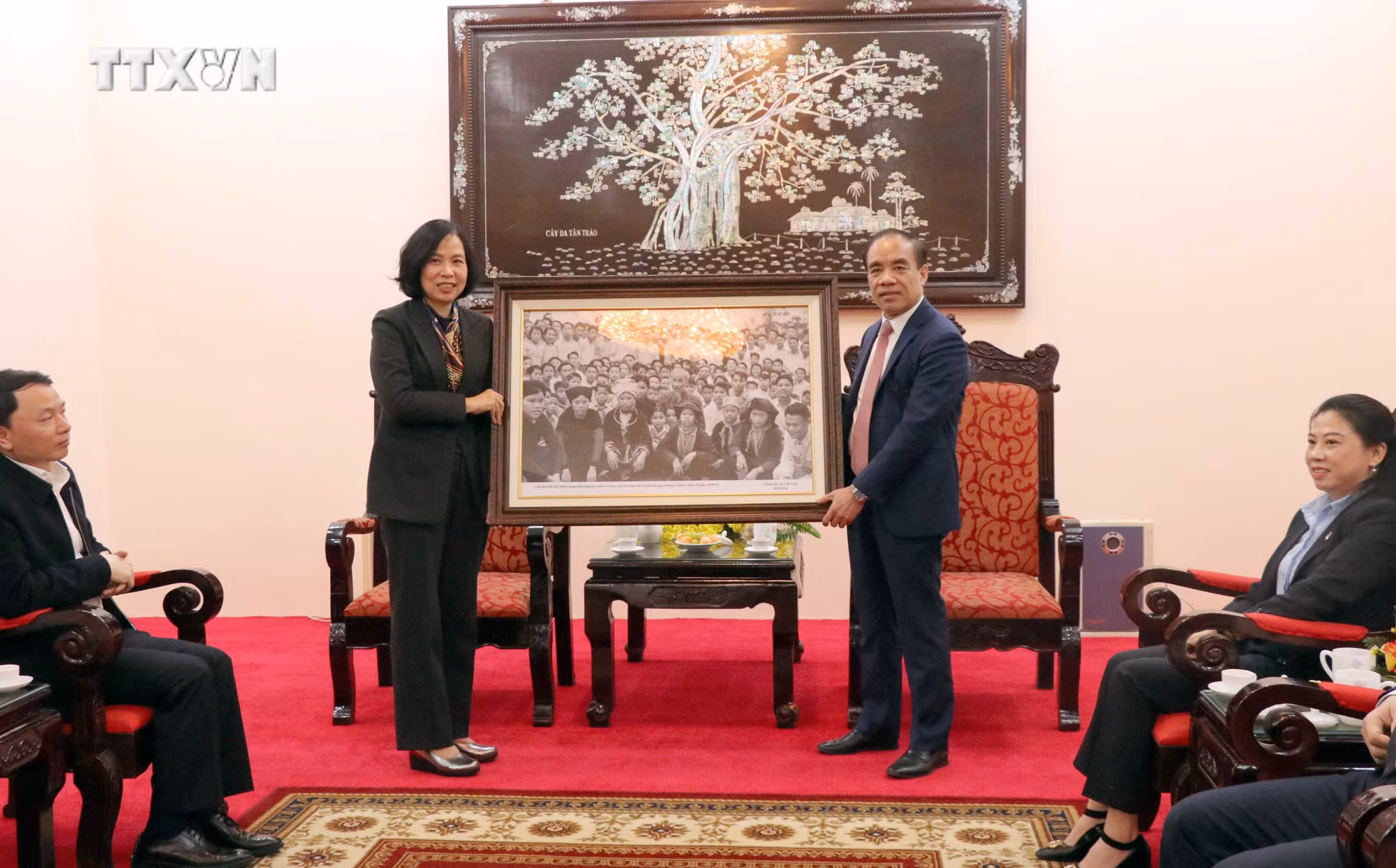 vna_potal_doan_cong_tac_cua_ttxvn_lam_viec_voi_tinh_tuyen_quang_7243102.jpg