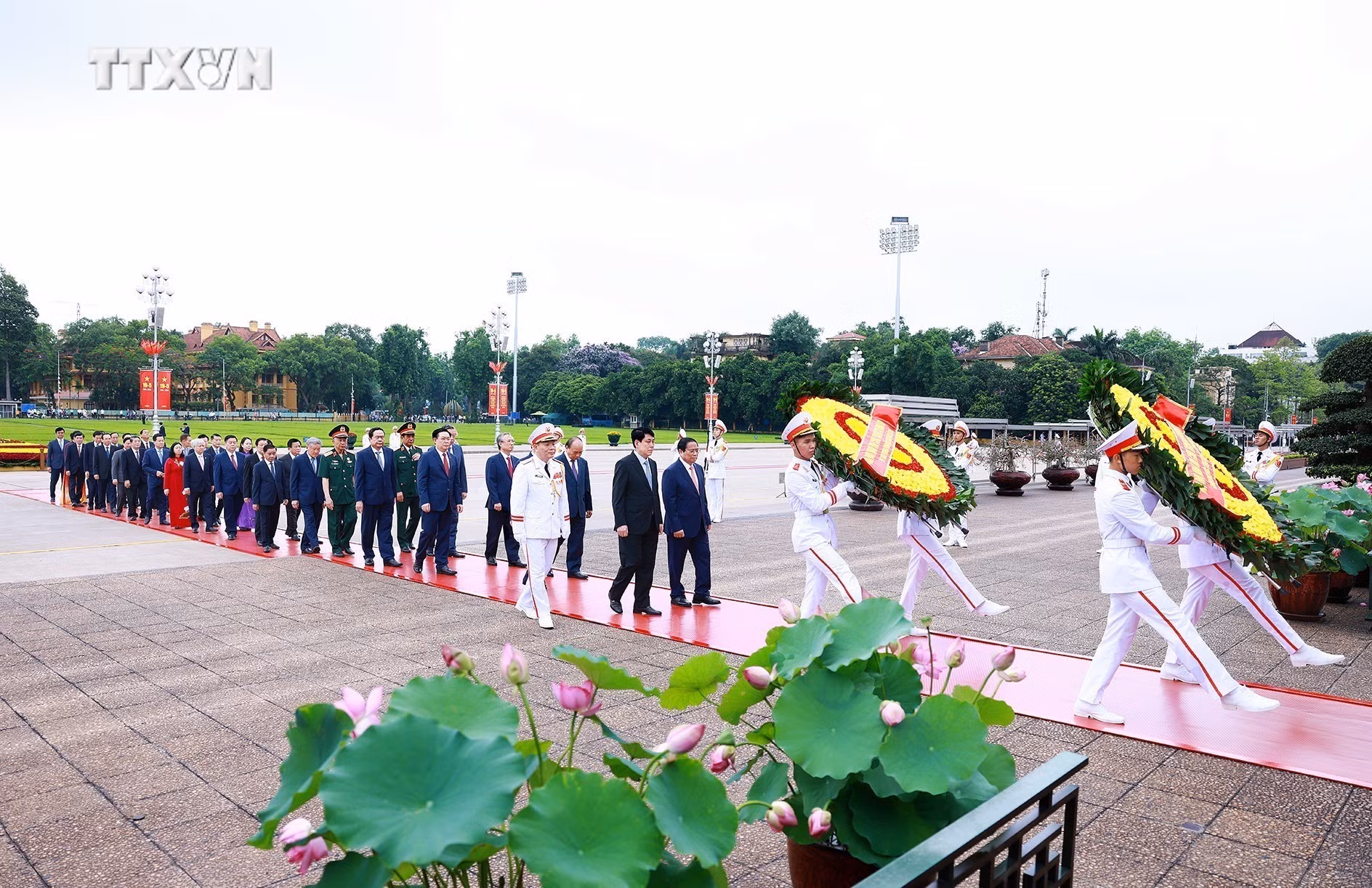 vna_potal_doan_dai_bieu_lanh_dao_dang_nha_nuoc_vao_lang_vieng_chu_tich_ho_chi_minh_7382580.jpg