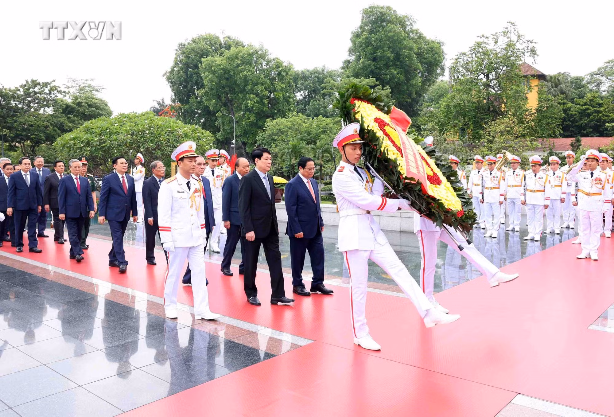 vna_potal_lanh_dao_dang_nha_nuoc_tuong_niem_cac_anh_hung_liet_sy_1852024_7382603.jpg